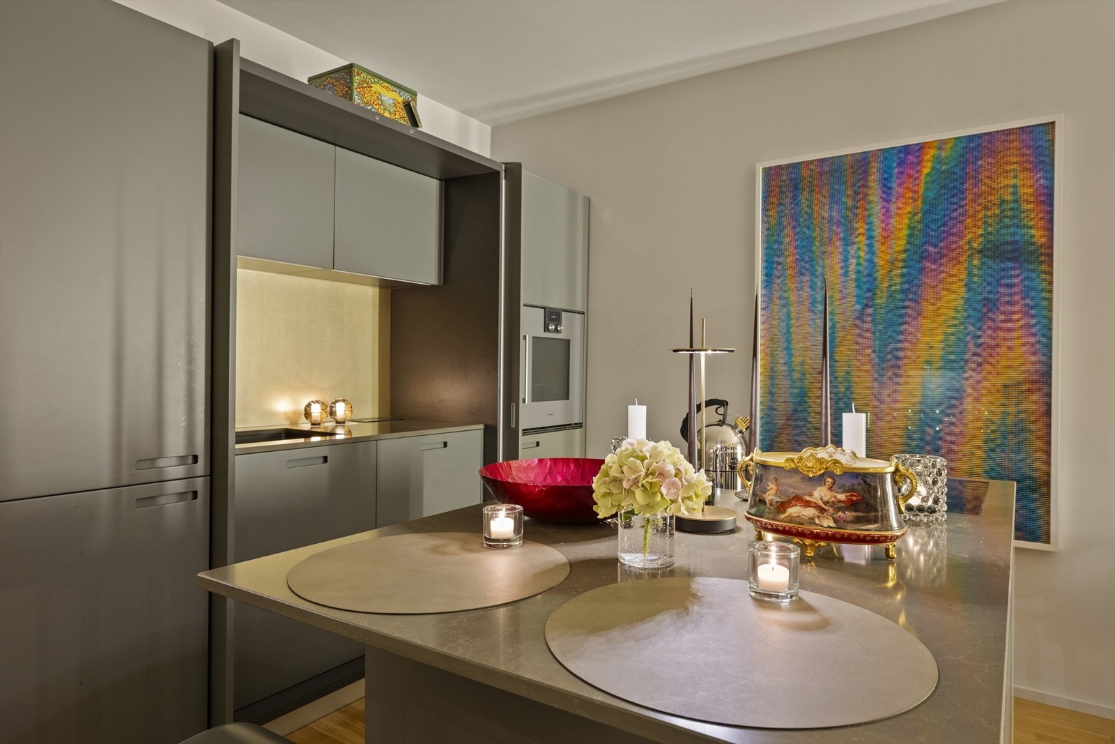 Kjøkkeninnredning fra Poliform Varenna med pocket doors, praktisk kjøkkenøy , og Gaggenau hvitevarer, samt Bora Exclusive induksjonstopp med integrert ventilator. Galleribilde