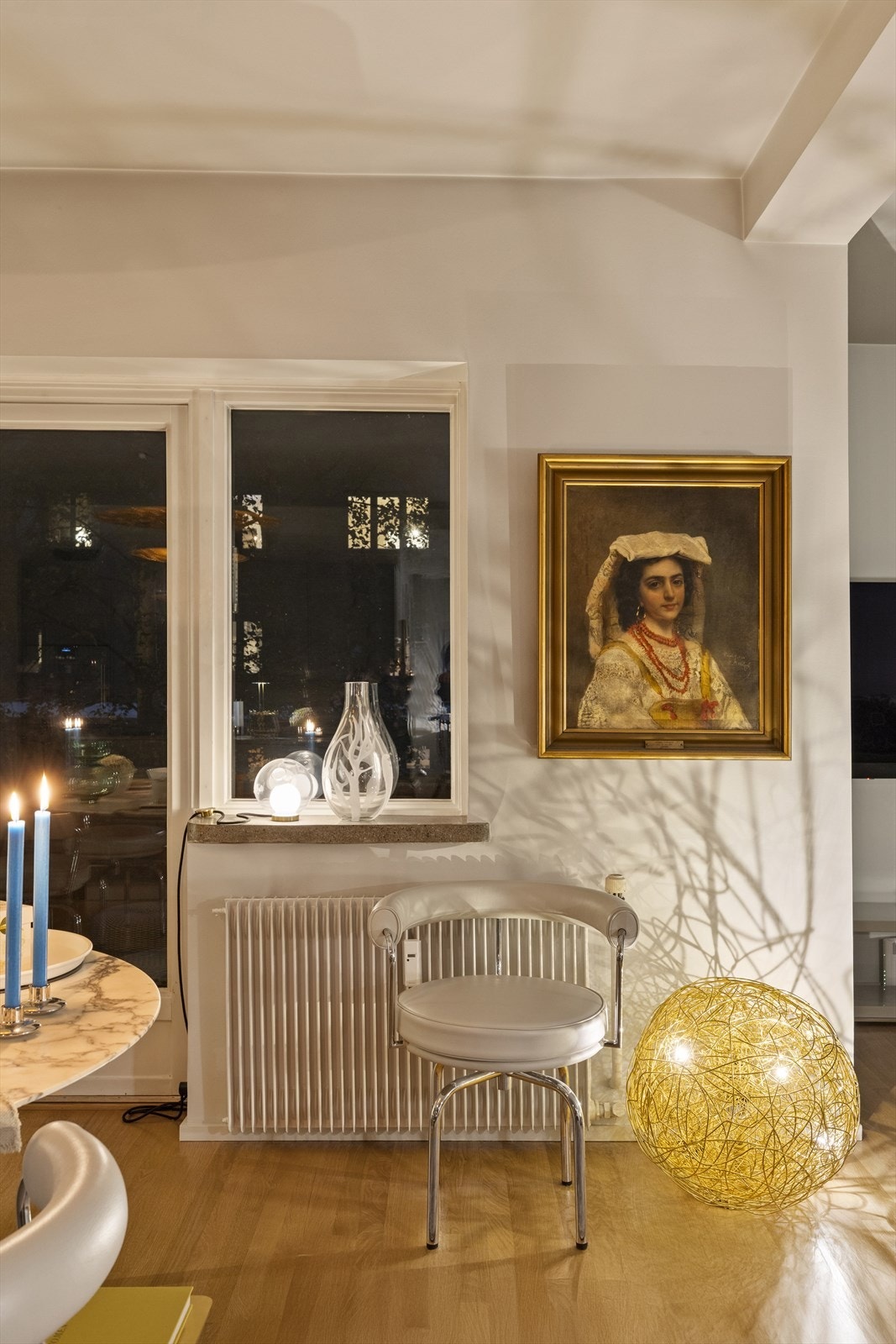 Leiligheten varmes opp via radiatorer tilknyttet felles fjernvarme som er inkludert i felleskostnadene via a-konto Galleribilde