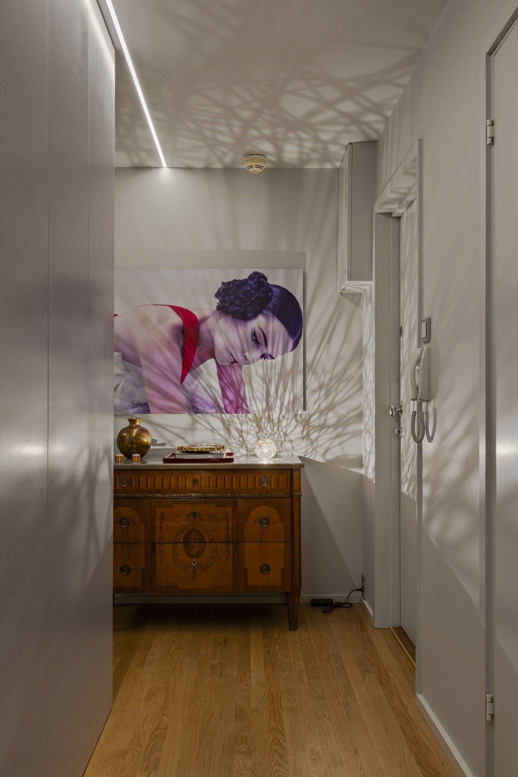 Entré med god plass til å henge fra seg yttertøy og sette fra seg sko. I gangen har du også en kombinert vaskemaskin-tørketrommel inni det plassbygde garderobeskapet, som eventuelt kan følge med etter avtale. Galleribilde