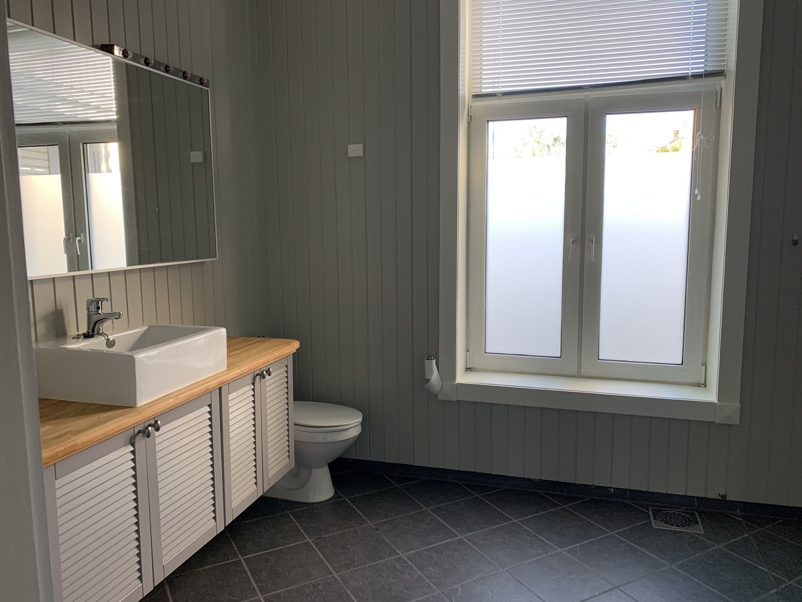 Badet har tilgang til begge soverommene som er svært praktisk. Galleribilde