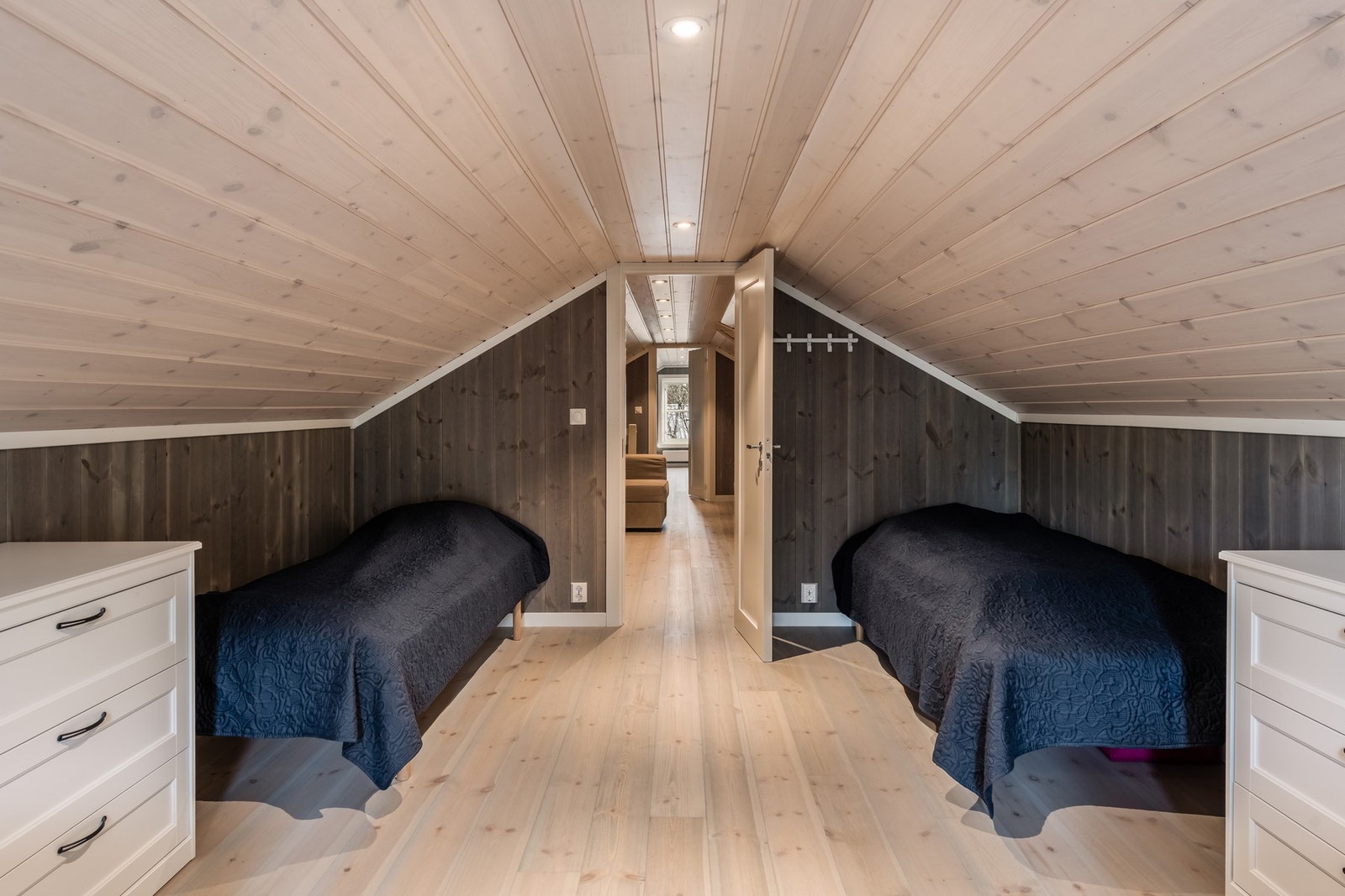 Begge hemsrommene blir brukt som to ekstra soverom. Galleribilde