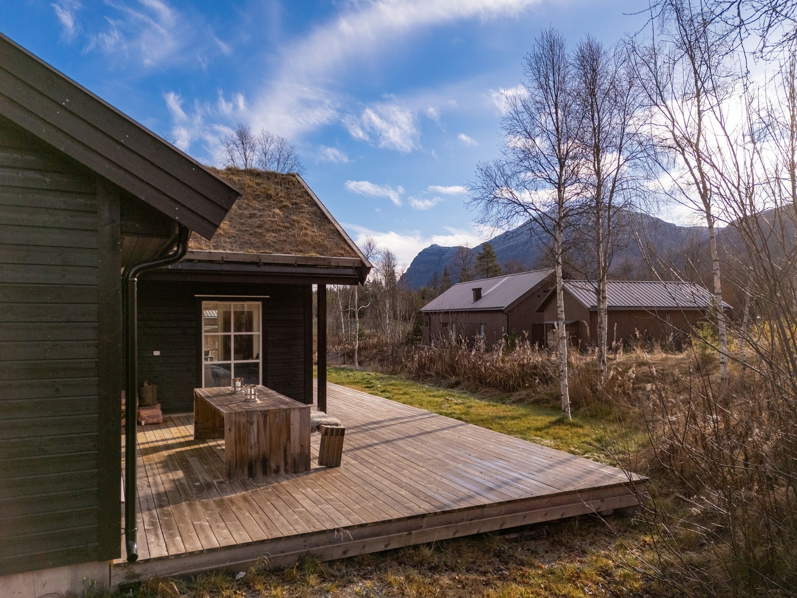 Utsikt mot snøkledde topper. Galleribilde