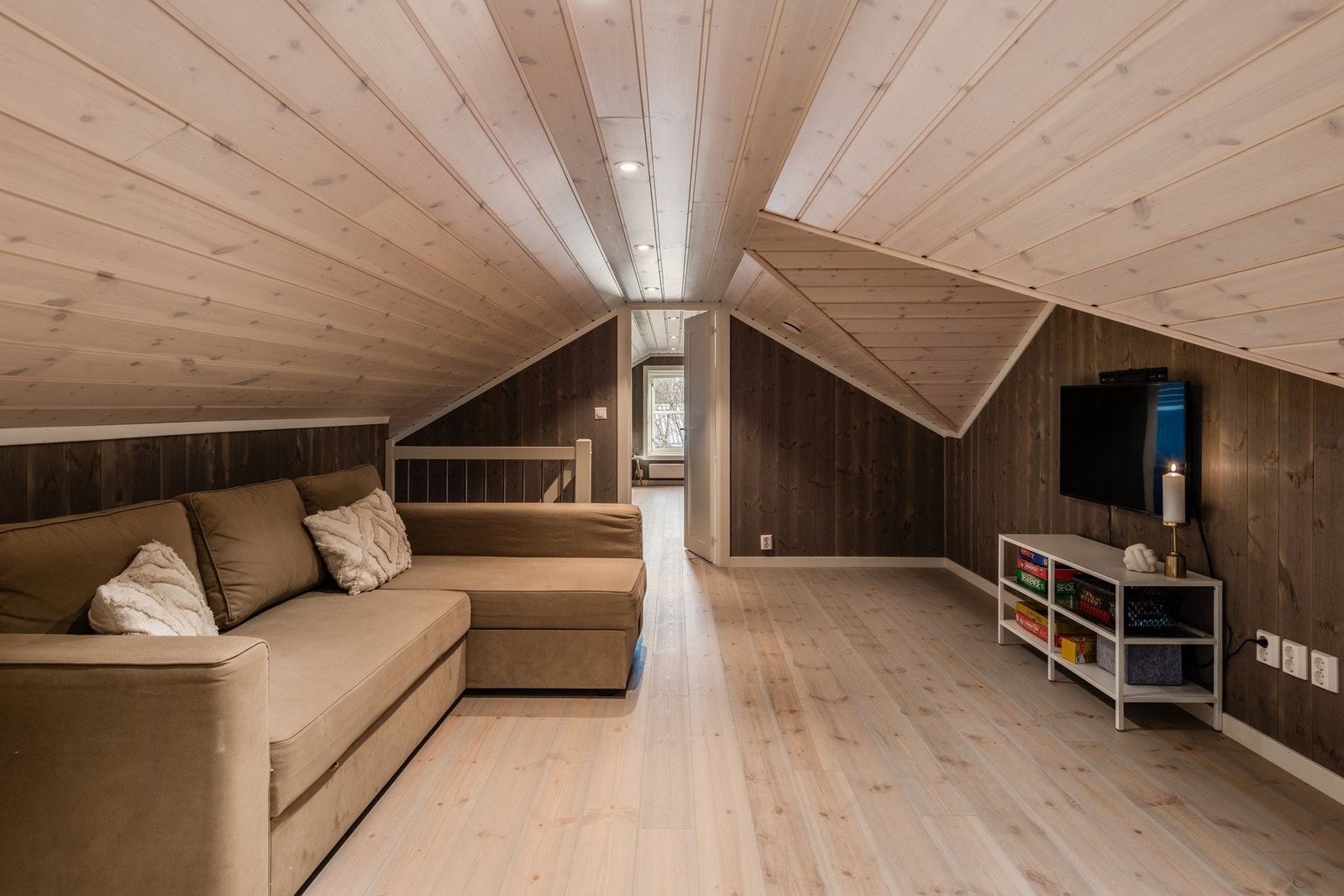 Rommet har god plass til en sofa. Perfekt sted å trekke seg litt tilbake på og slappe av. Galleribilde