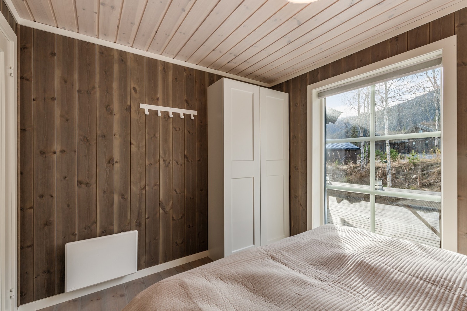 Rommet har god plass til en seng og annen innredning. Galleribilde