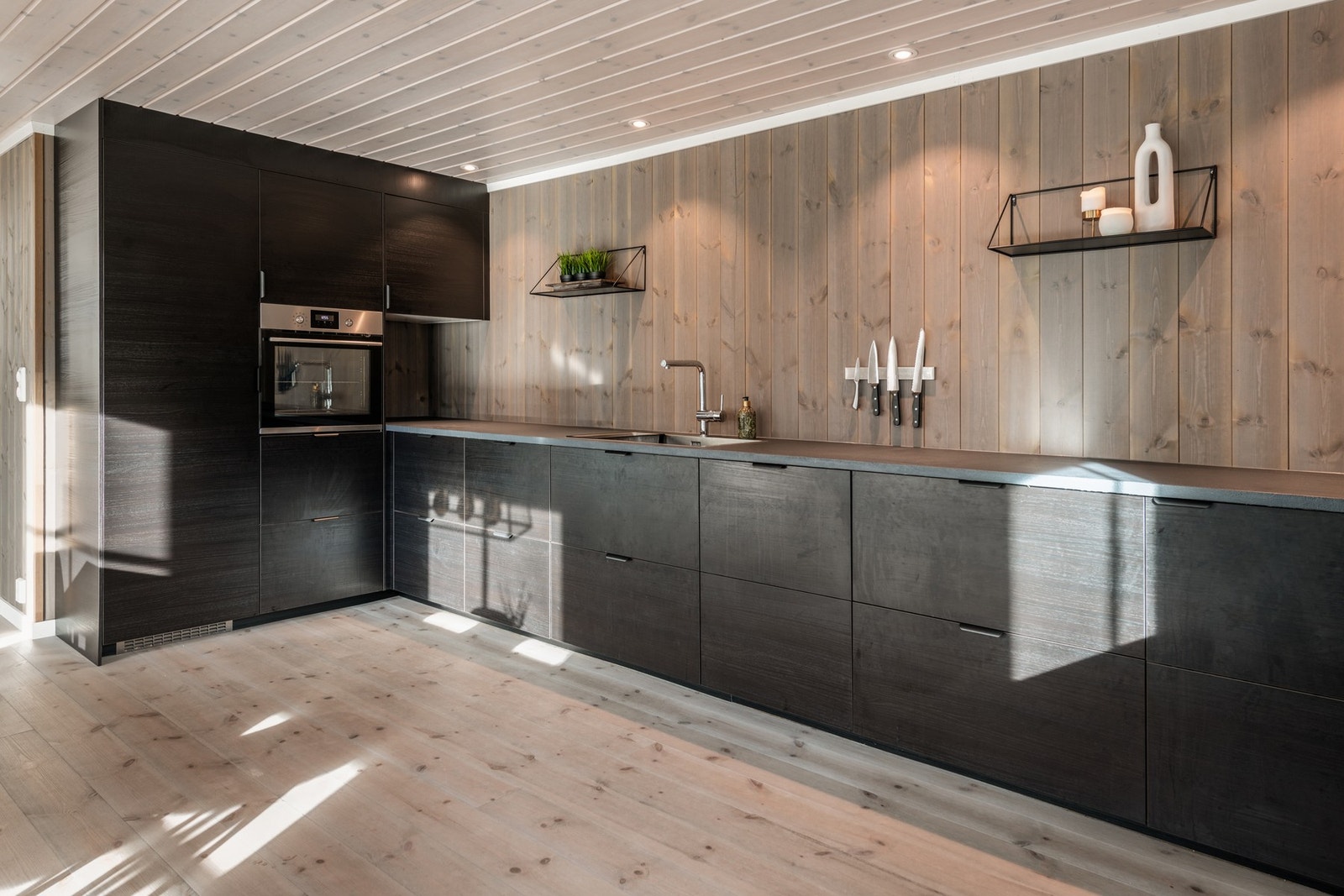 Hytta har et stort kjøkken med gode løsninger og oppbevarings muligheter, samt god plass til matlaging. Galleribilde