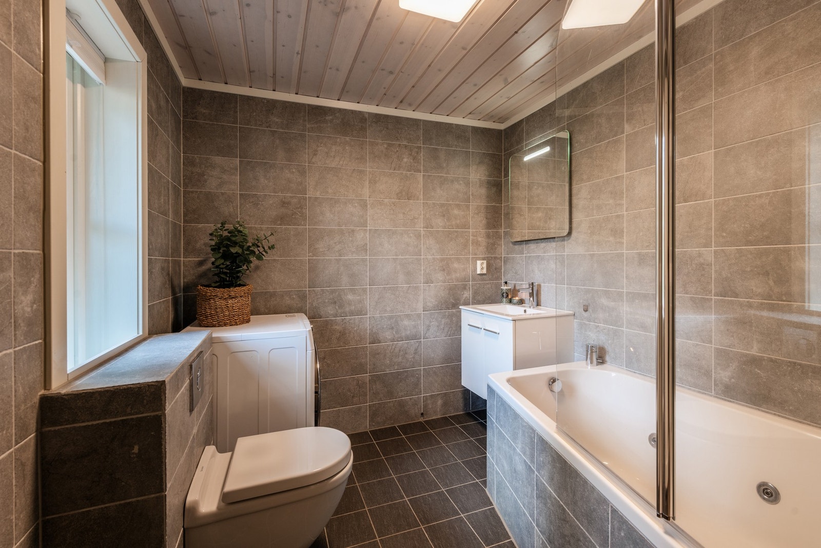 Bad 2. Badet her opplegg for vaskemaskin og boblebadfunksjon i badekaret. Galleribilde