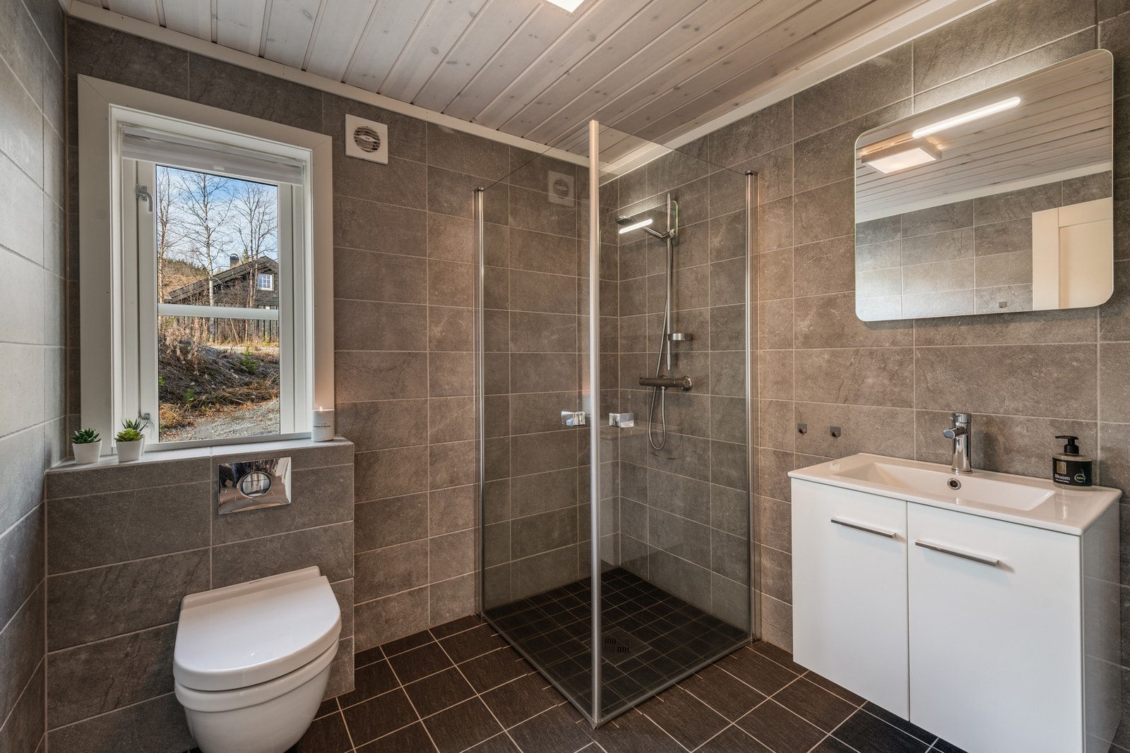 Hytta har 2 bad. Bad 1. Galleribilde