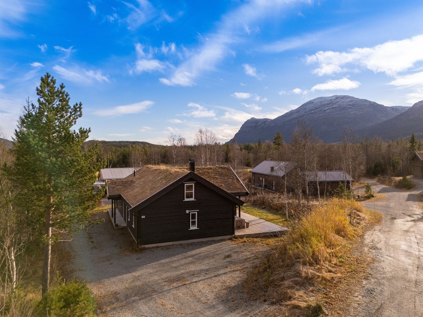 Biloppstillingsplasser på tomt. Plass til flere bilder. Galleribilde