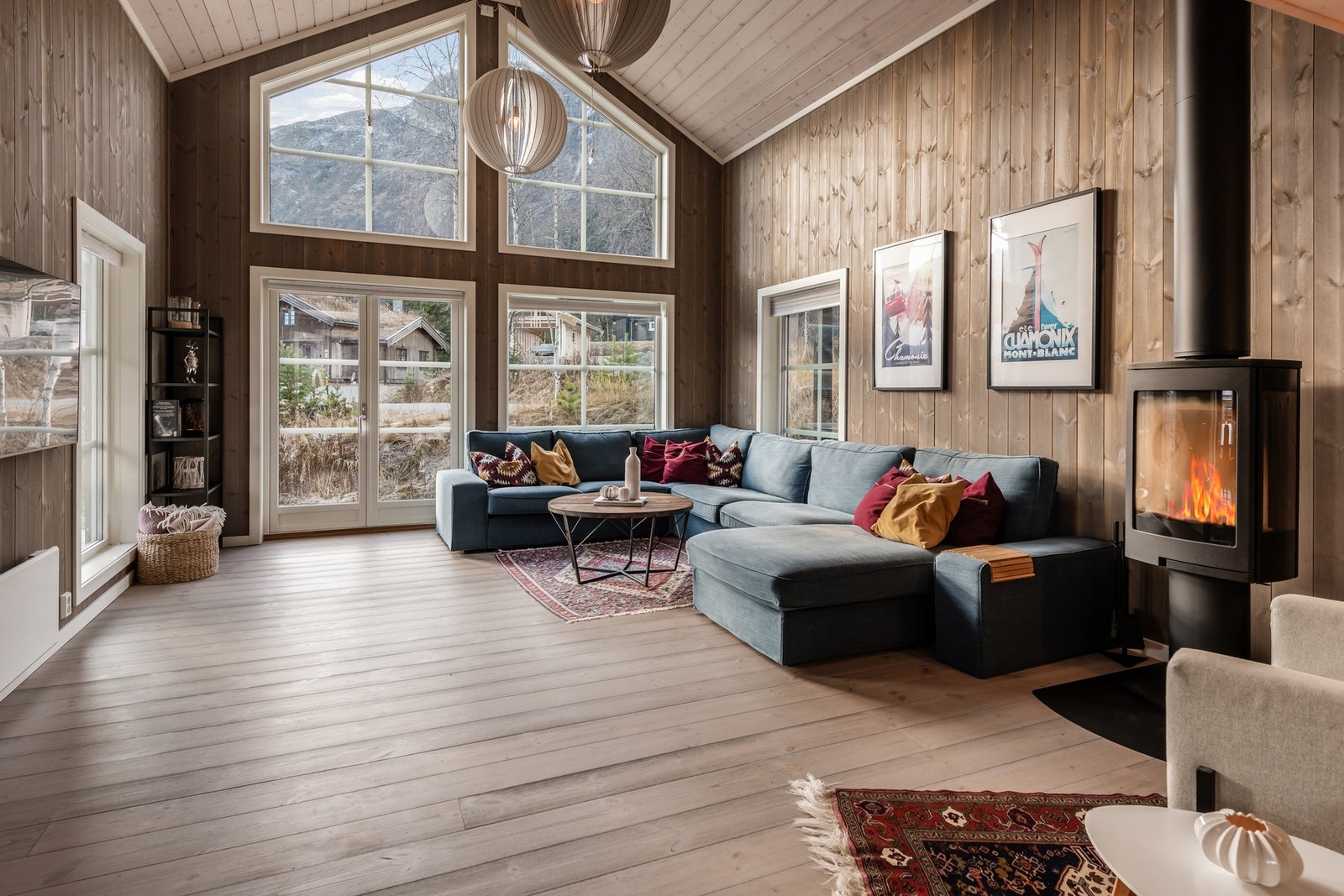 Den gode takhøyden og de store vinduene gjør at rommet føler mer luftig og større. Galleribilde