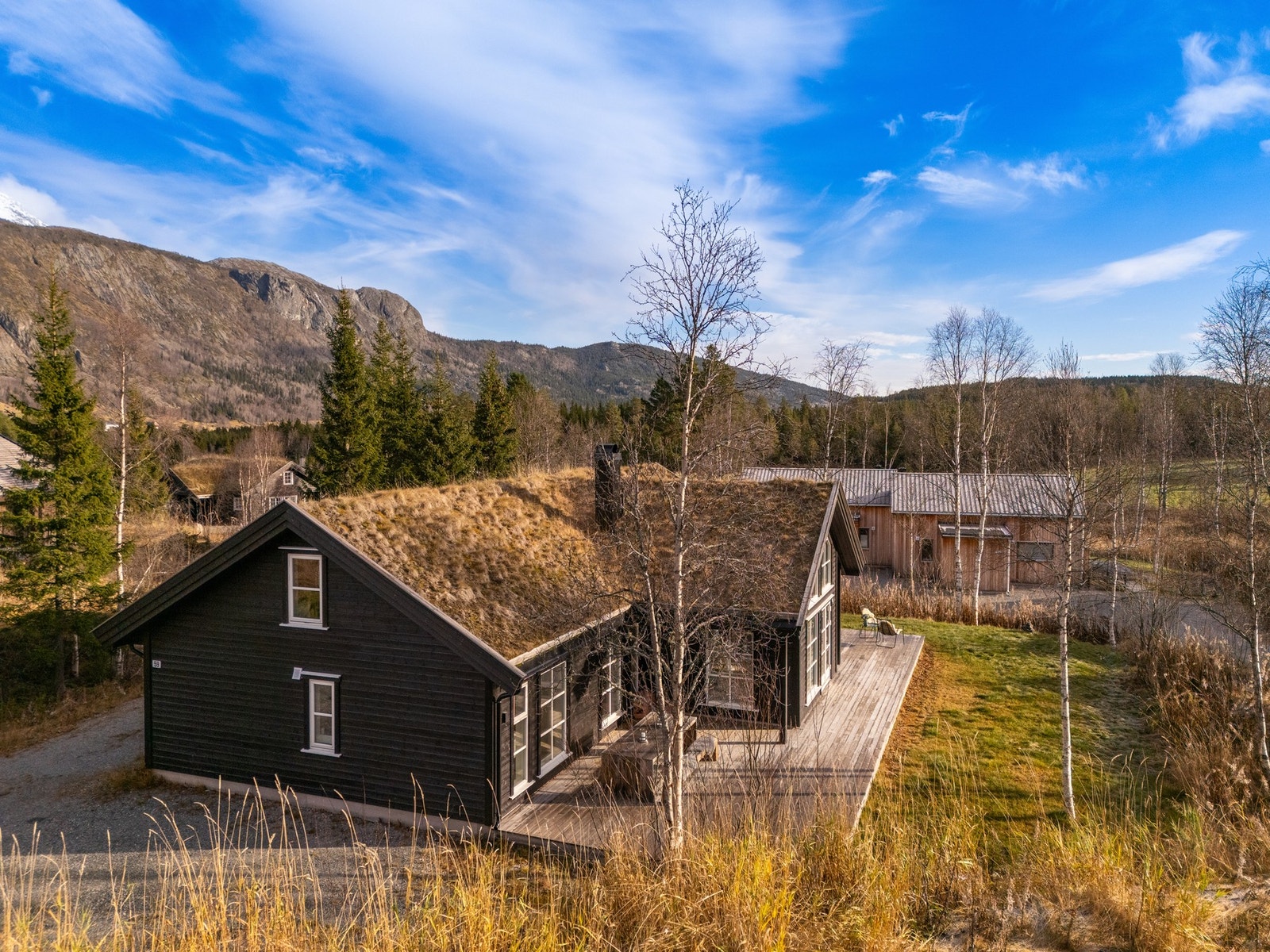 Hytta har en stor platting hvor man kan nyte solrike dager. Galleribilde