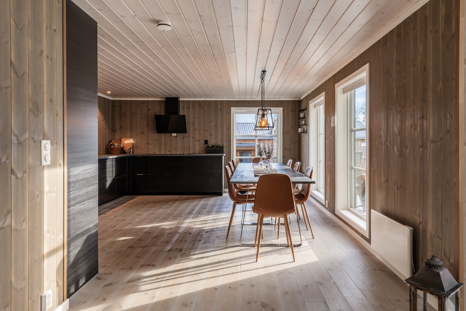 God plass til et langt spisebord med god plass til venner og familie. Galleribilde