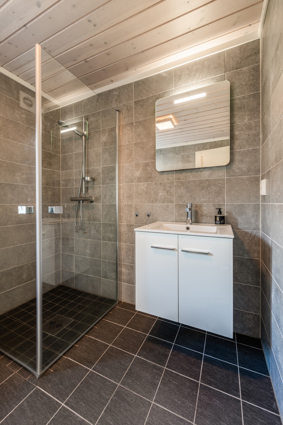 Badet har behagelige farge på gulv og vegger. Galleribilde