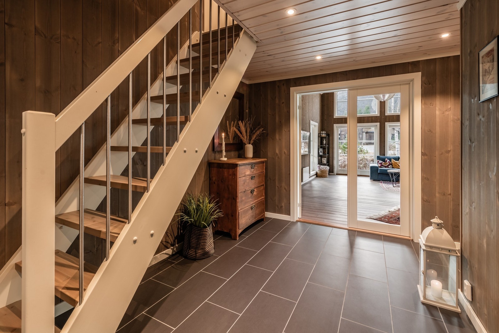 Innbydende gang med trapp opp til hemsen. Galleribilde