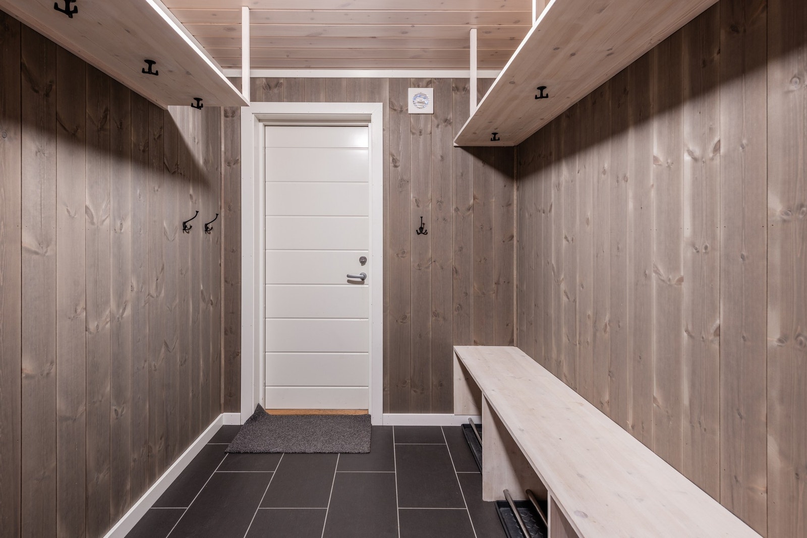 Hytta har i tillegg en et egen garderoberom/ bod med god plass til oppbevaring av ytterhøy. Rommet har en egen separat ytterdør. Galleribilde