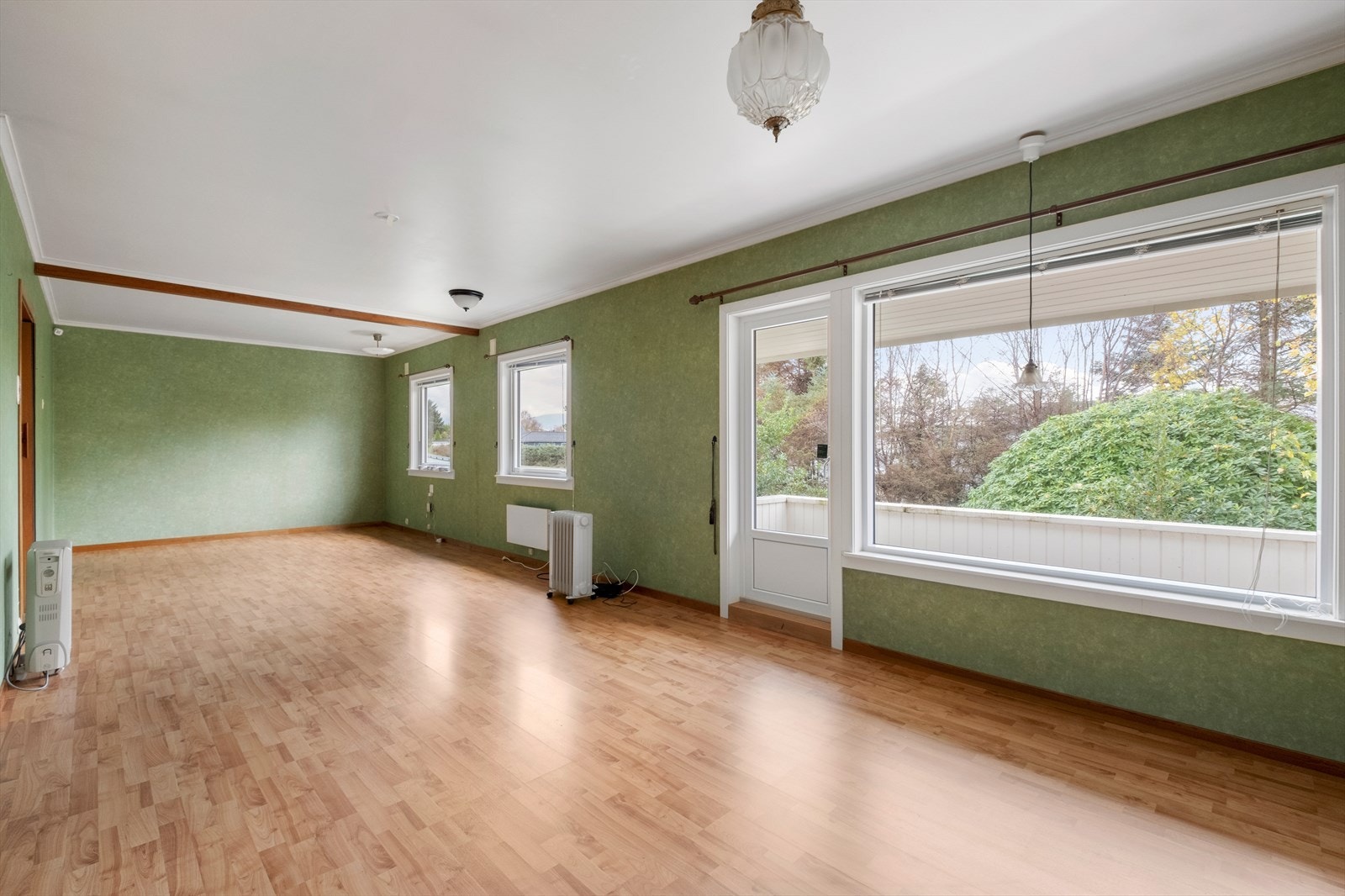 Fra stuen er det store vindusflater mot vest og utgang til terrasse Galleribilde