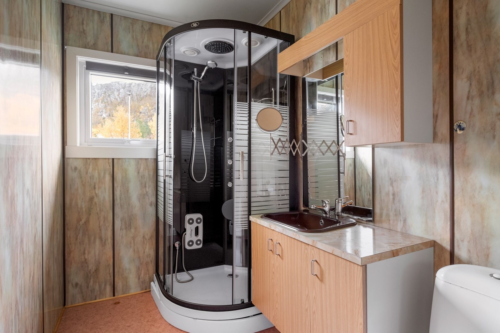 Bad i hovedetasjen er sannsynligvis fra 1970-tallet. Badet har vinylbelegg på gulv, baderomsplater på vegger og malte innvendige tak. Badet har et dusjkabinett, toalett og eldre innredning med servant. Det er naturlig avtrekk fra badet. Galleribilde