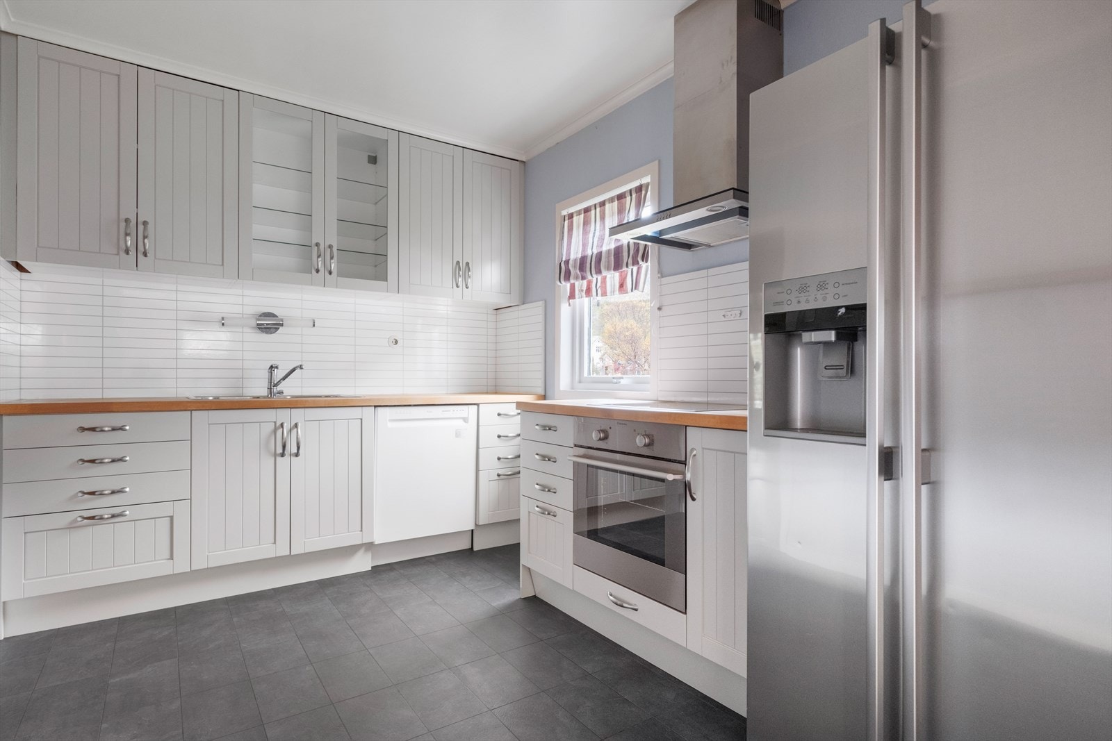 Det er kjøkkenventilator med avtrekk ut. Galleribilde