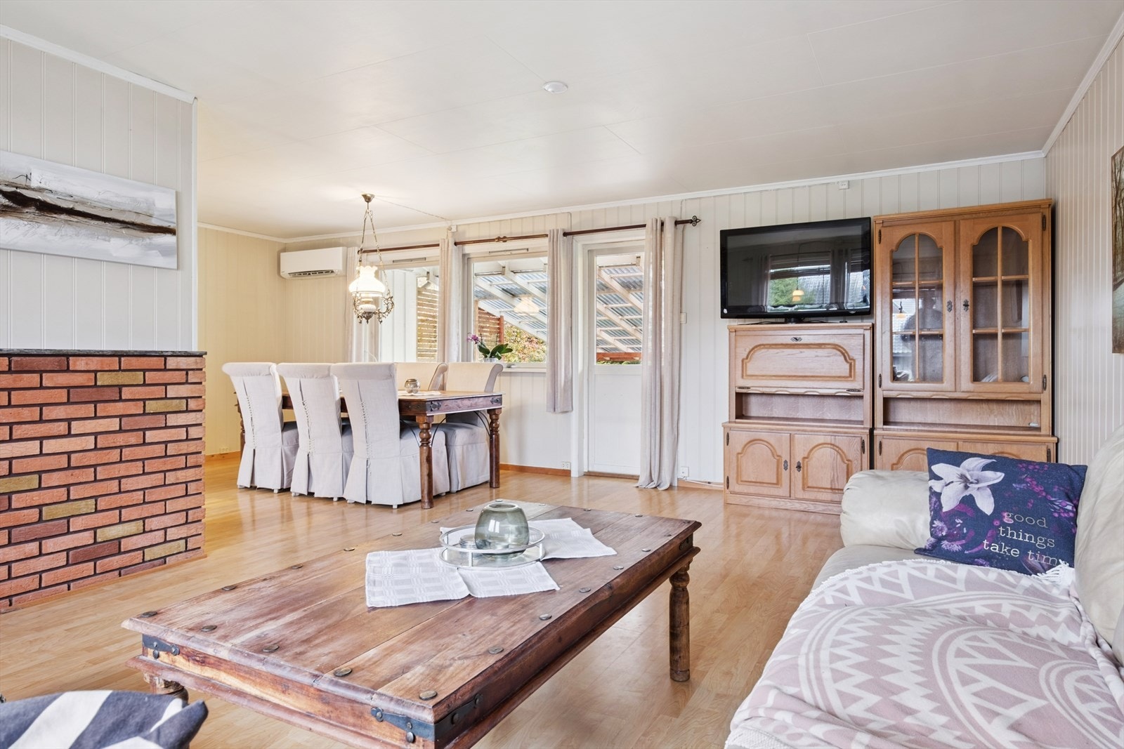 Fra stua er det utgang til uteplass på baksiden av huset. Galleribilde