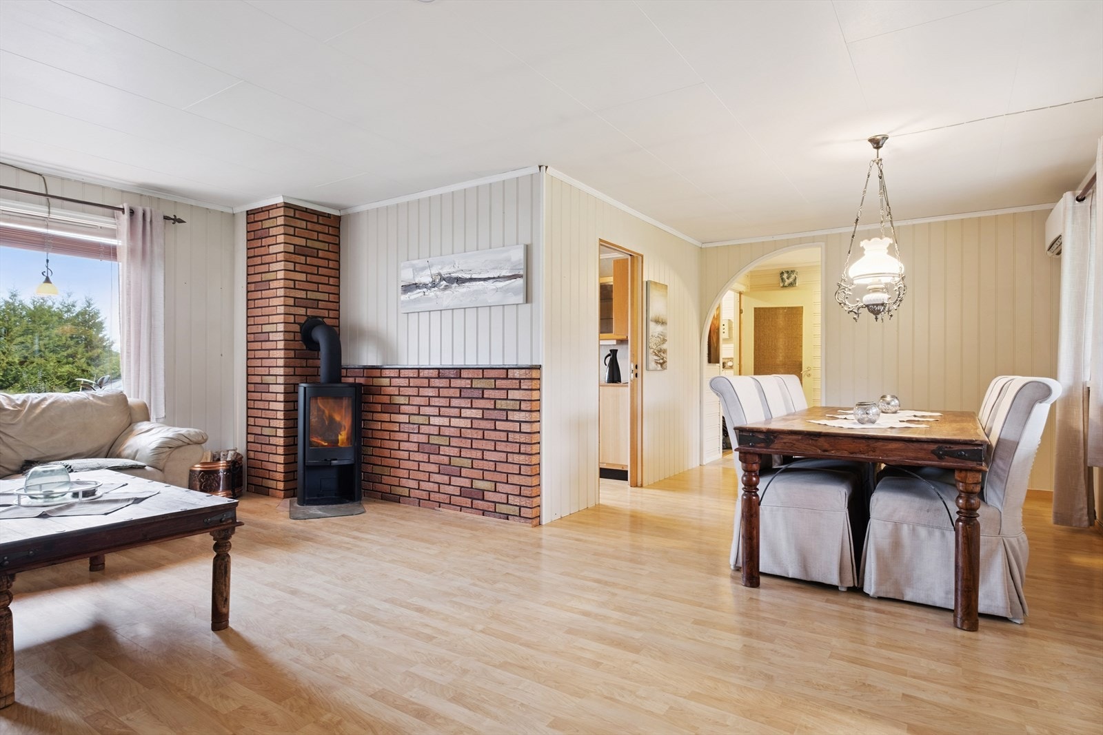 Gode møbleringsmuligheter på stue. Galleribilde