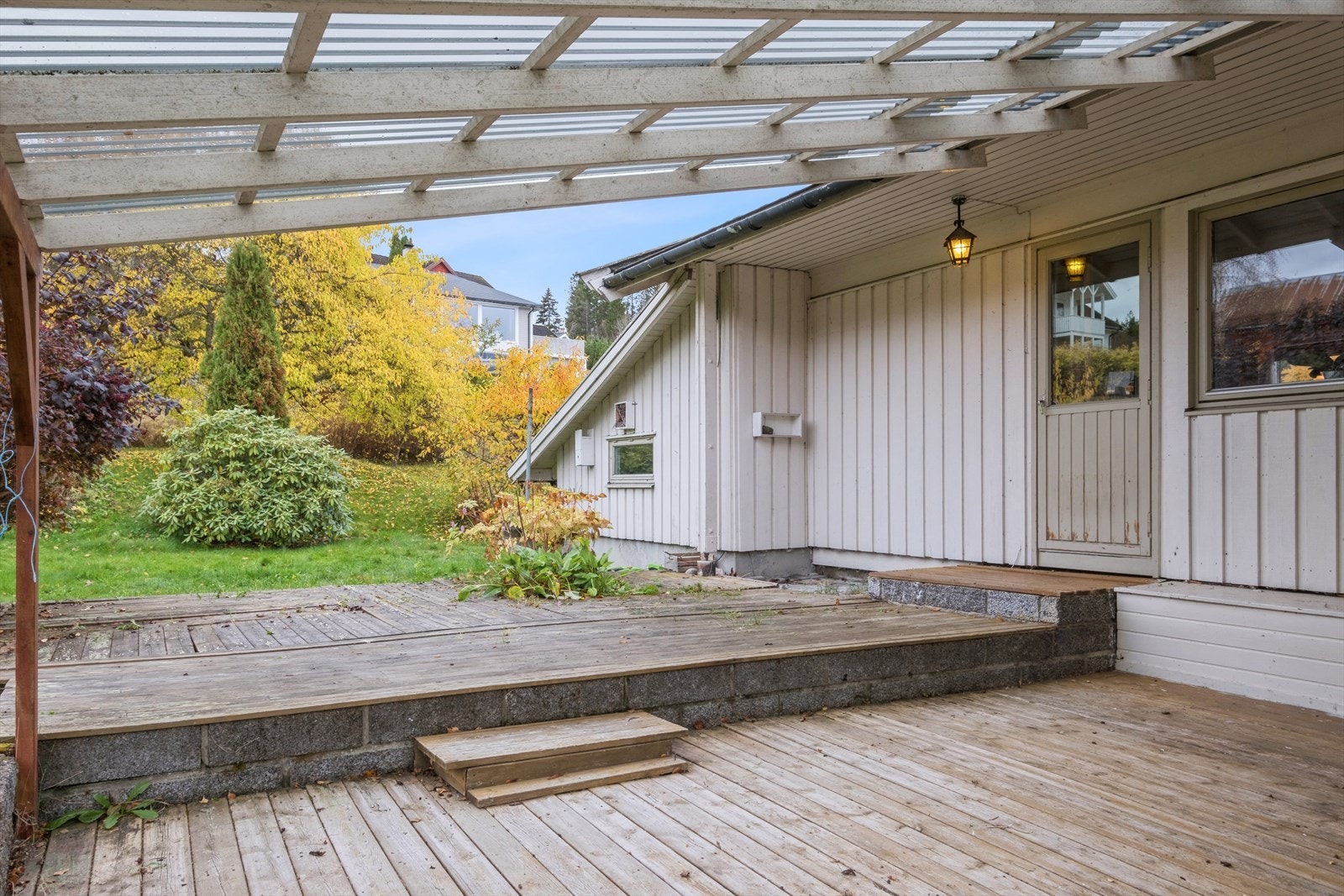 Delvis takoverbygd uteplass. Galleribilde