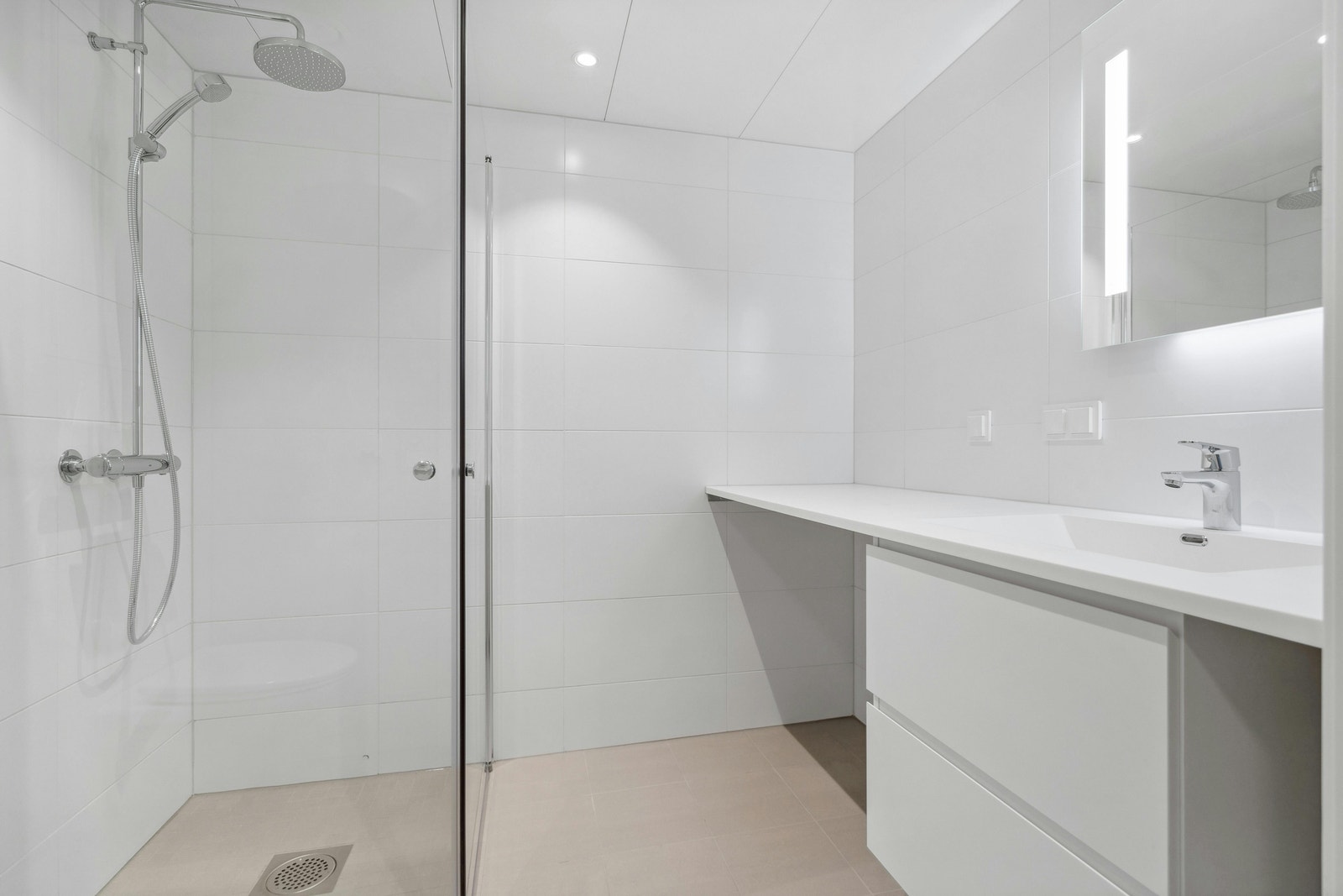 Flislagt bad med gulvvarme og opplegg til vaskemaskin. Galleribilde