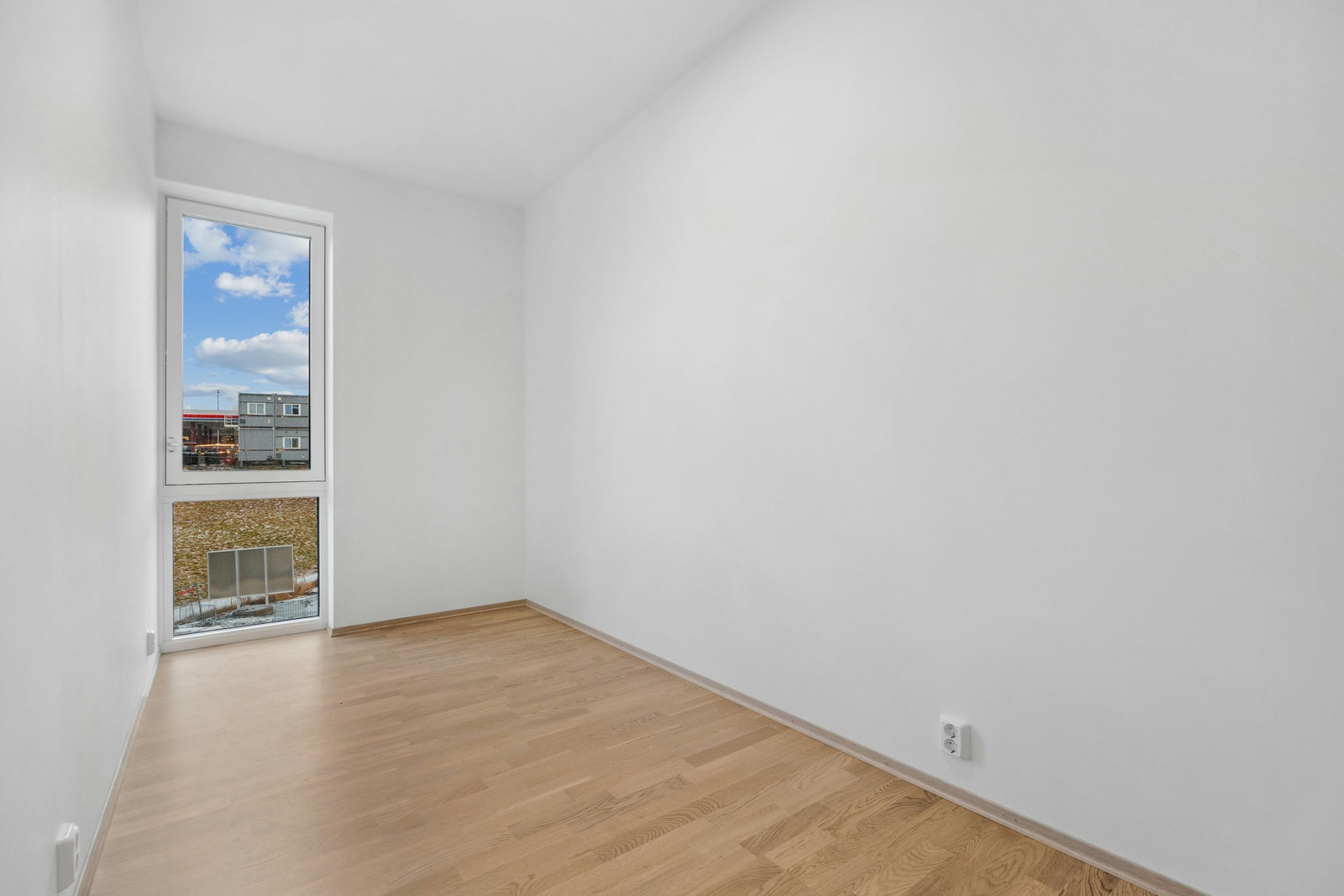 Soverom 2 på ca. 6,1 kvm. Det er etablert solskjerming på stue og begge soverom. Galleribilde