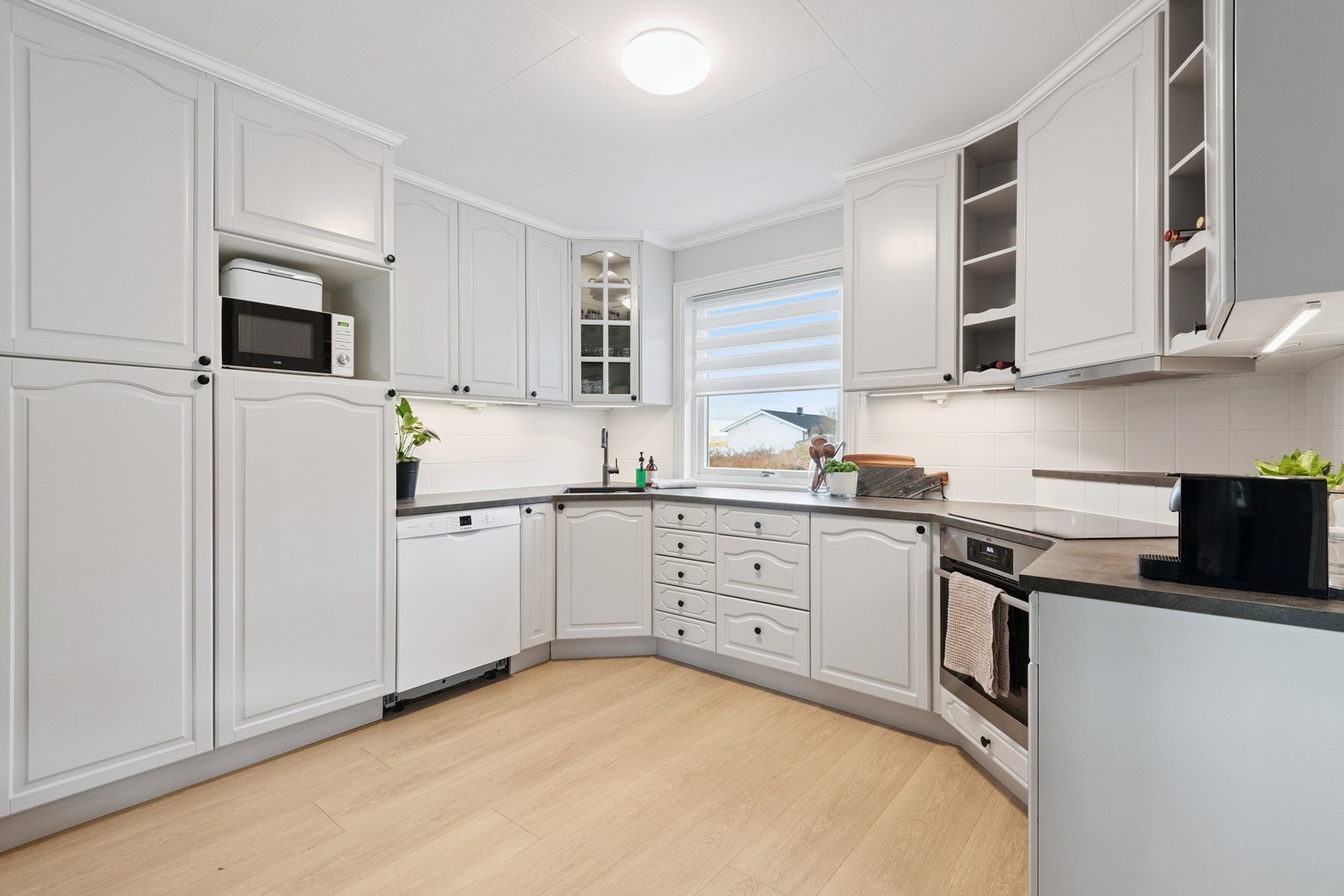 I hoveddelen har man et lyst og romslig kjøkken med mye skapplass. Galleribilde