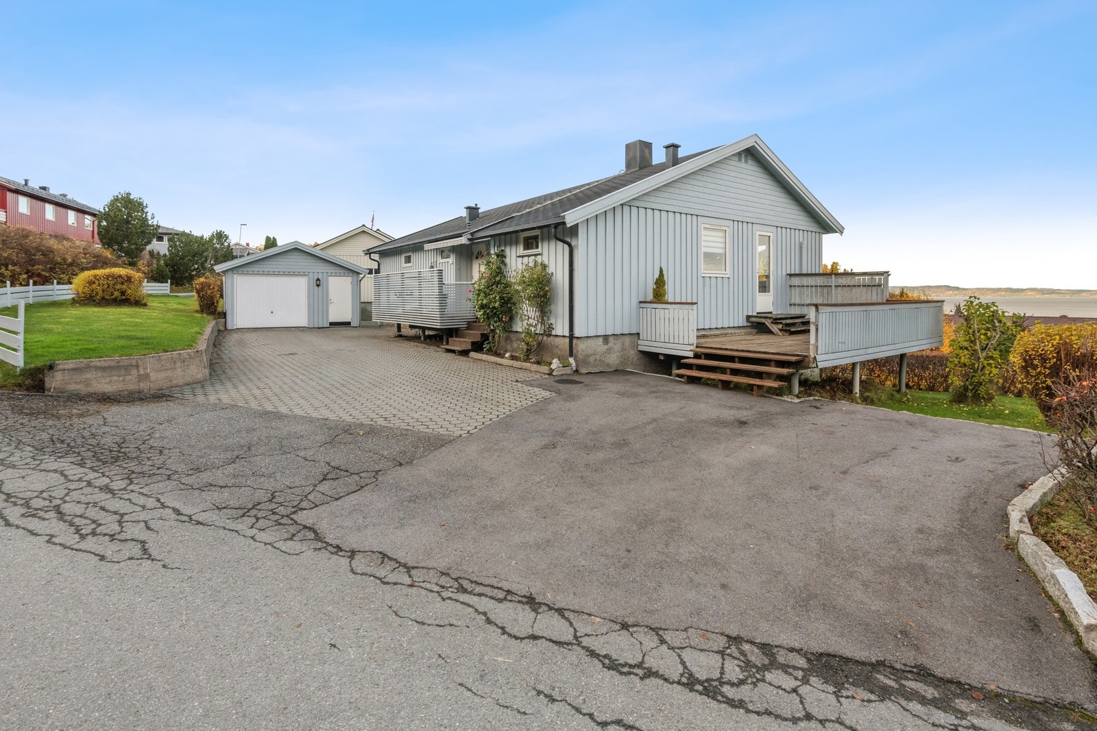 Praktisk og romslig enebolig over to plan med egen utleiedel i sokkel. Galleribilde