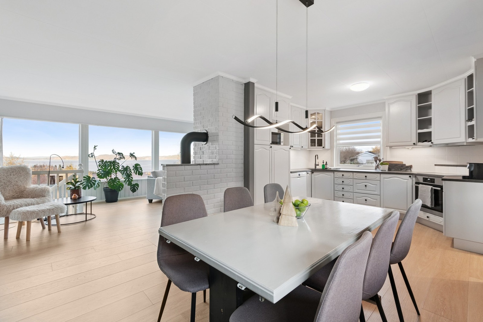 Stuen har en åpen løsning mot kjøkken som skaper en luftig atmosfære. Galleribilde