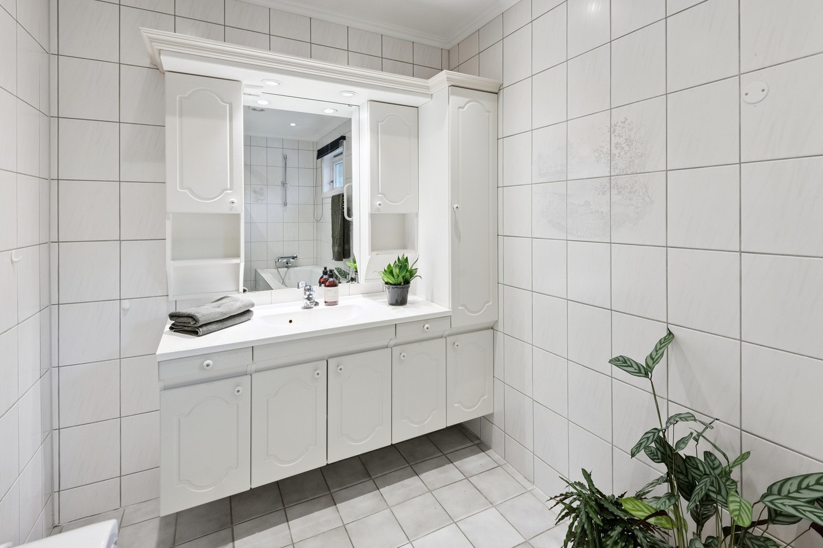 romslig bad med fliser på gulv. Galleribilde