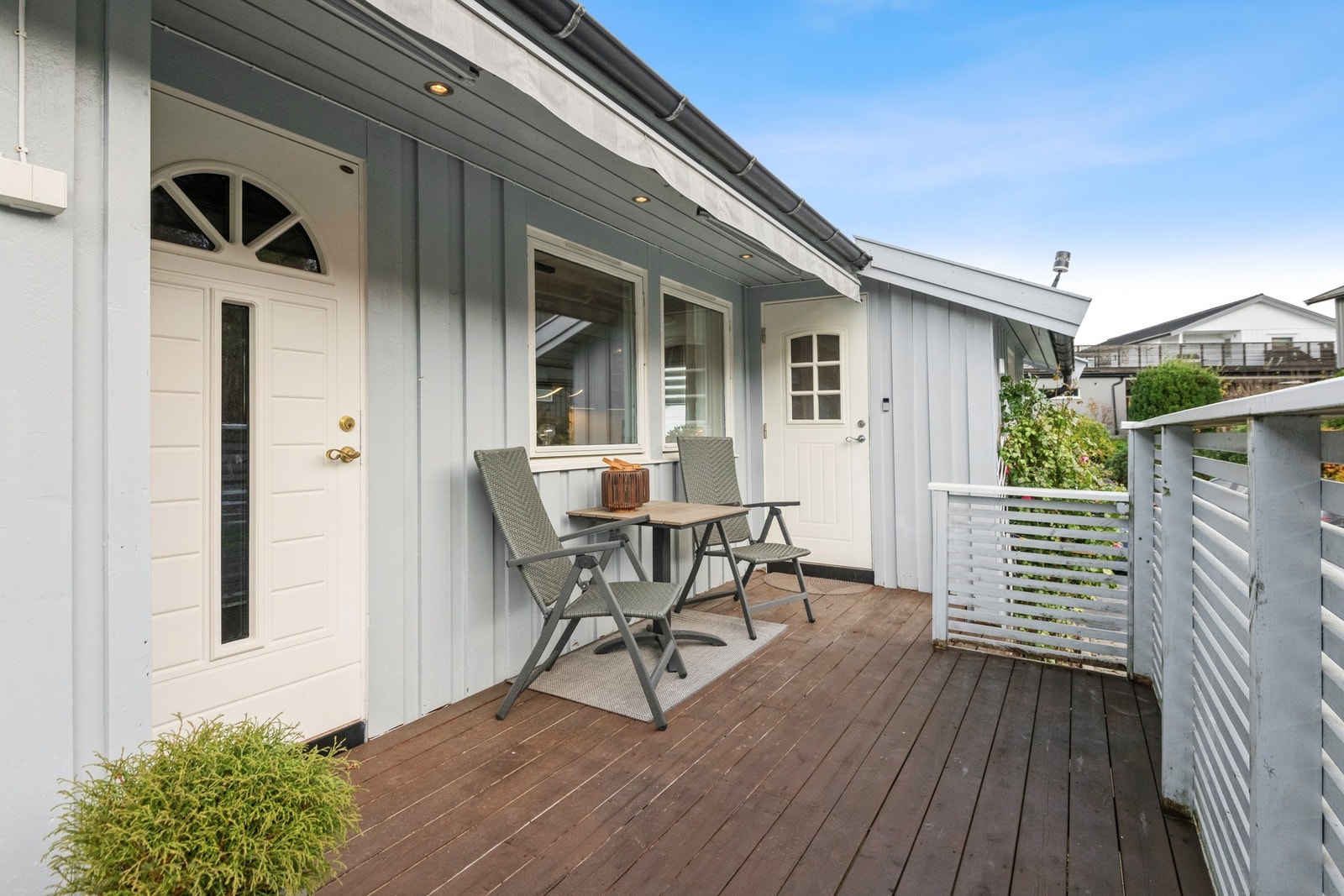 Hyggelig inngangsparti med markise. Galleribilde