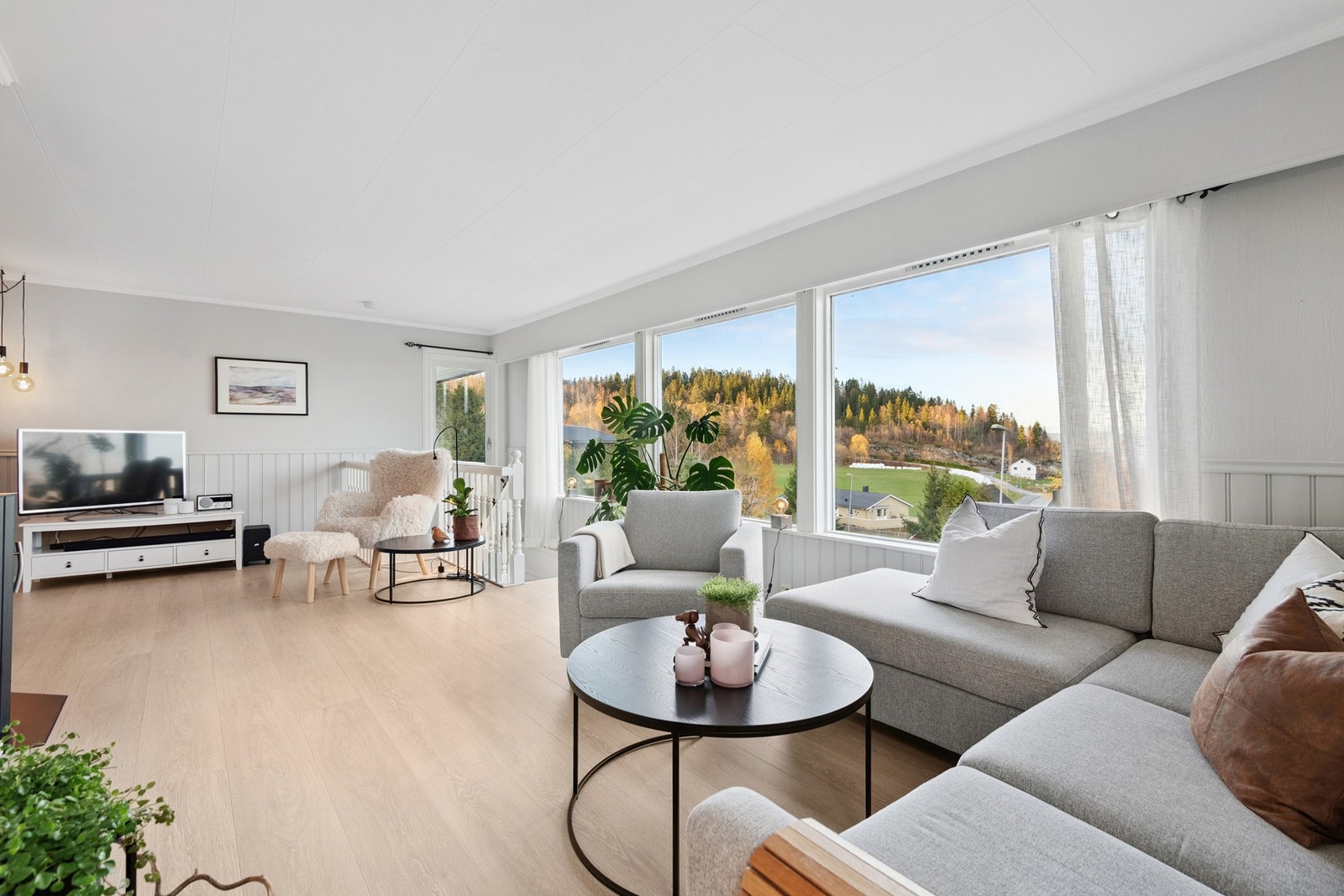 De store vindusflatene gir godt med naturlig lysinnslipp. Galleribilde