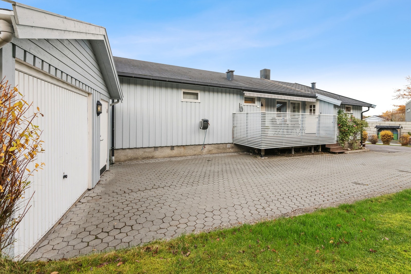 Rikelig med parkeringsplass på steinbelagt gårdsplass. Galleribilde