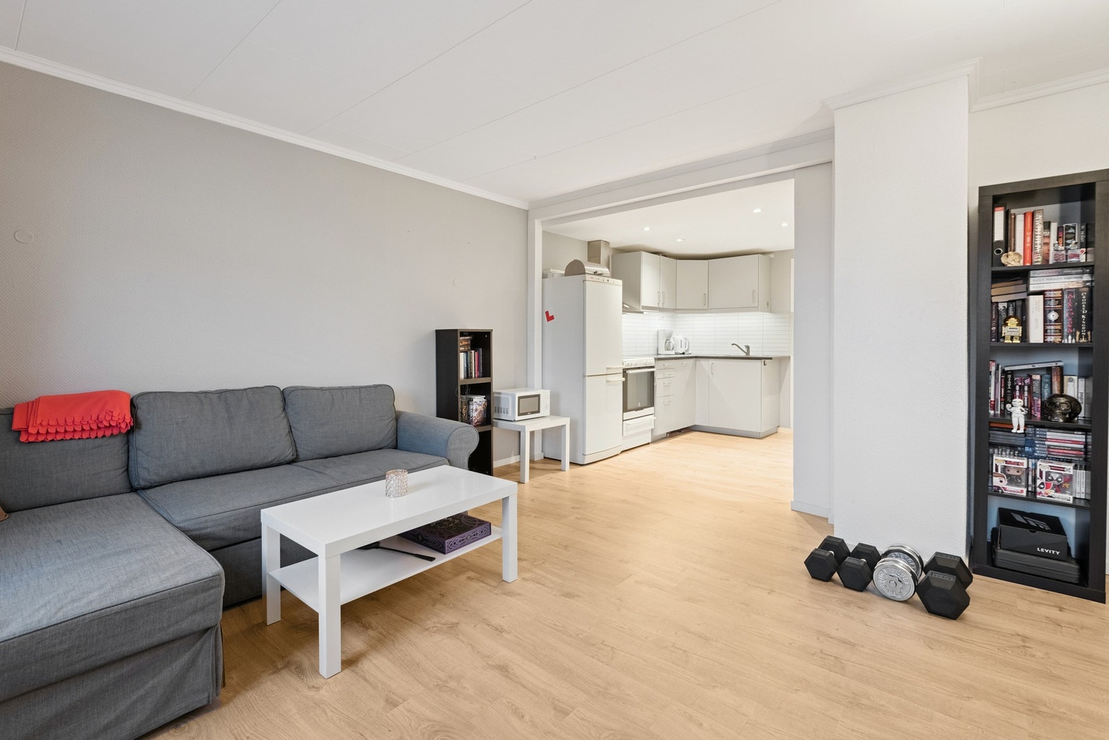 Stue og kjøkken i sokkel. I dag leies deler av sokkel ut for 9000,- pr mnd. Galleribilde