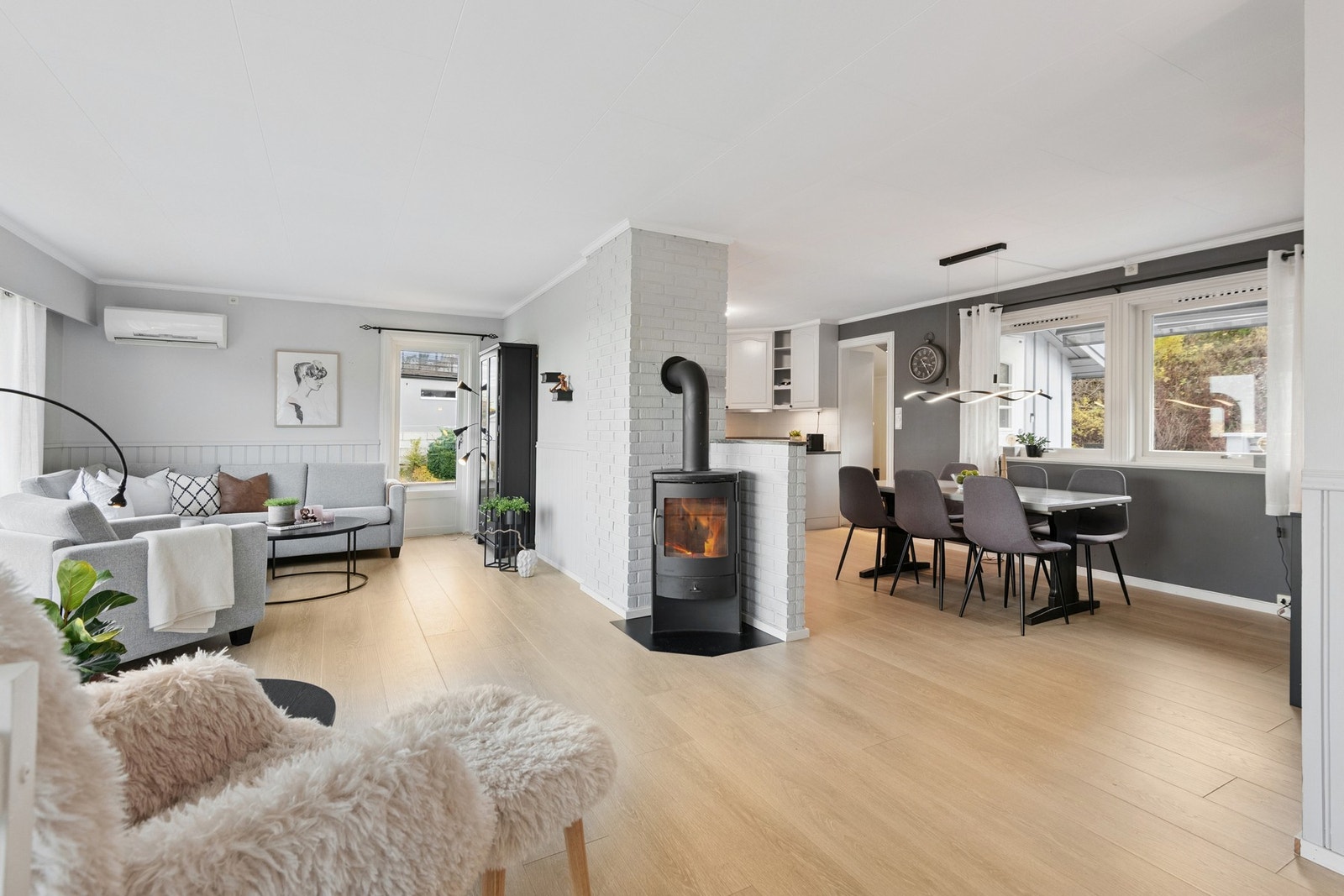 Romslig stue med vedfyring og varmepumpe. Galleribilde