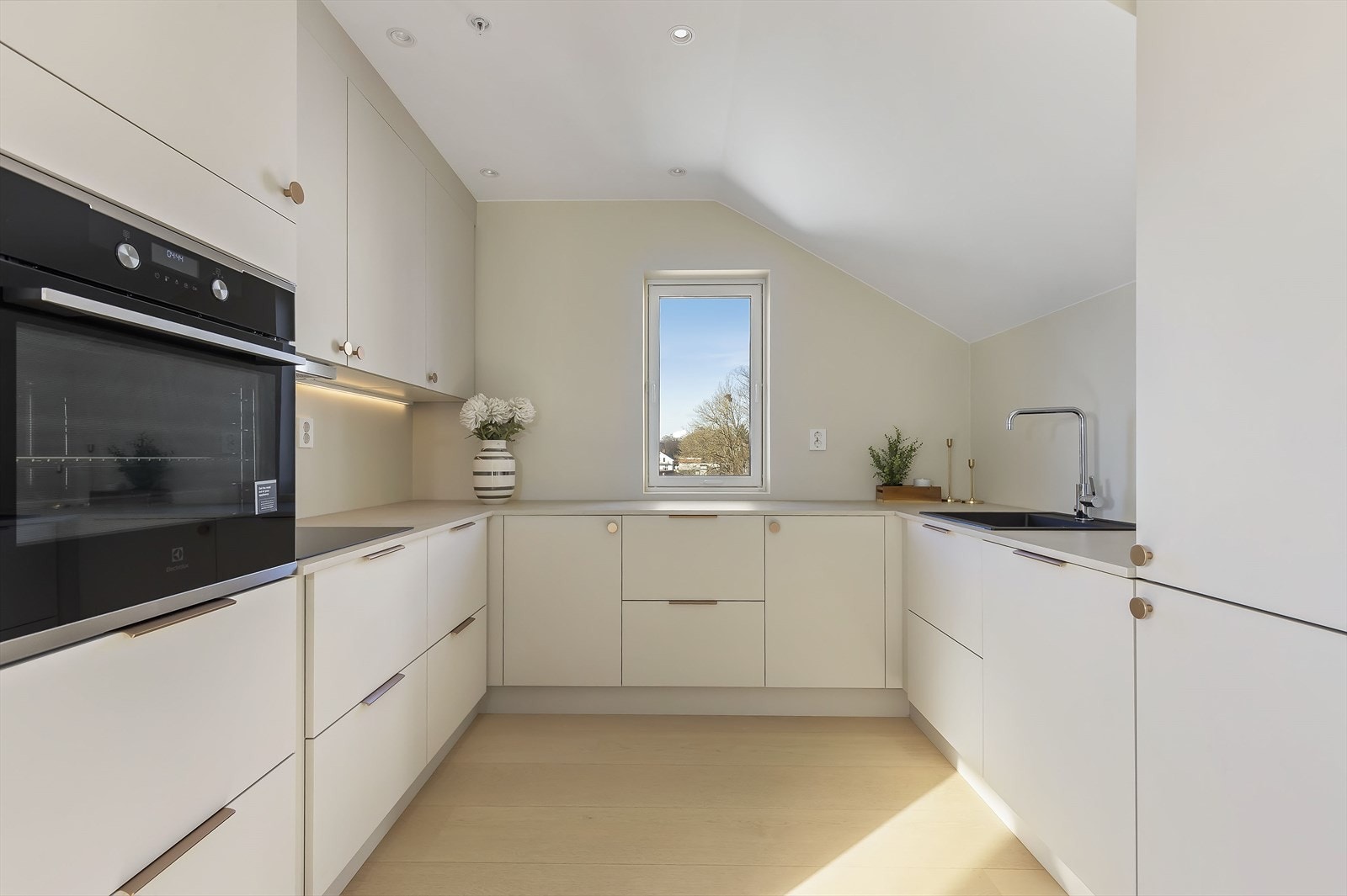 Kjøkken med integrerte hvitevarer Galleribilde