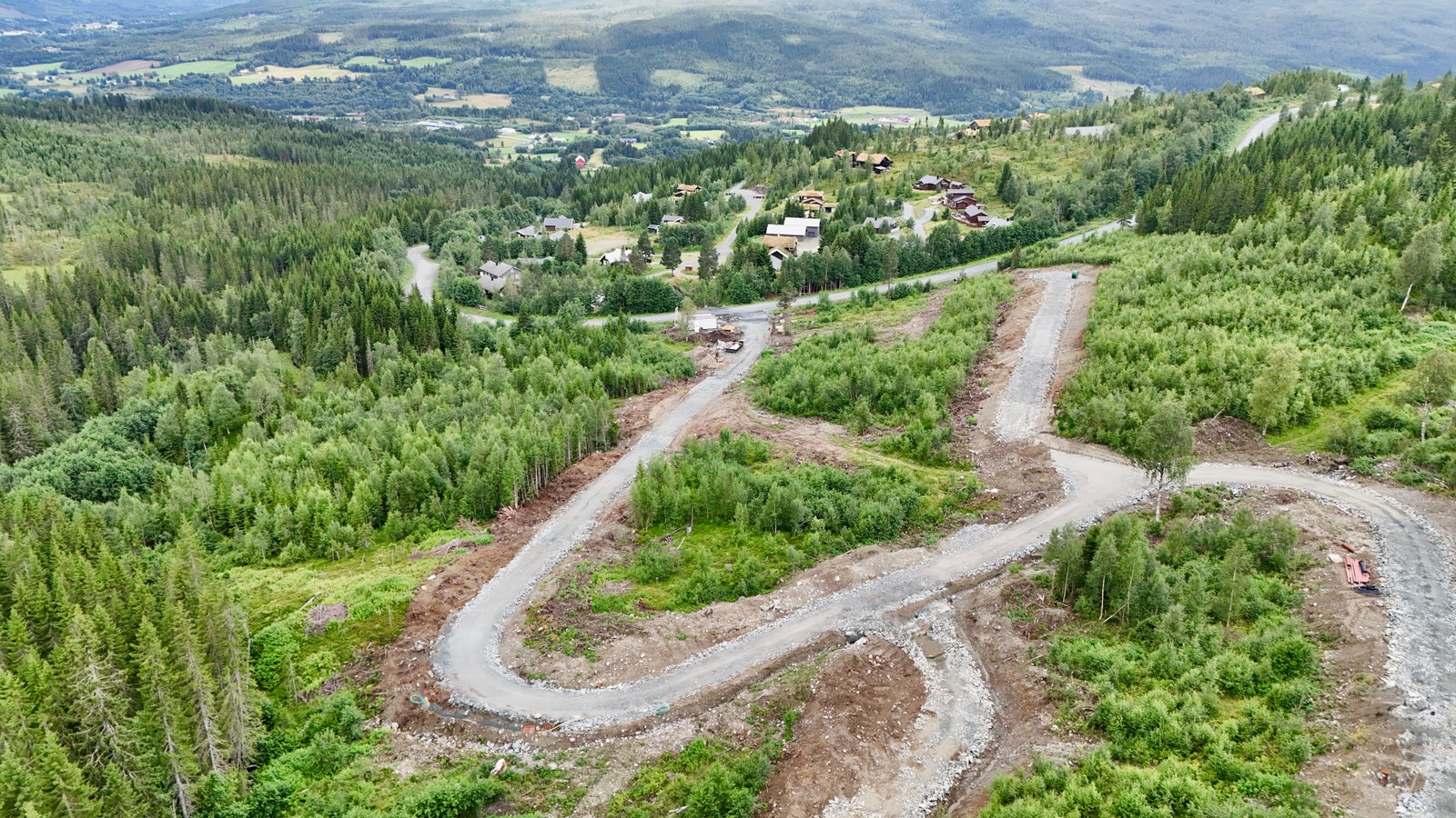 Feltet er ferdig regulert, infrastrukturen ferdigstilles høsten 2025, og tomtene er byggeklare med fleksible byggebetingelser. Galleribilde