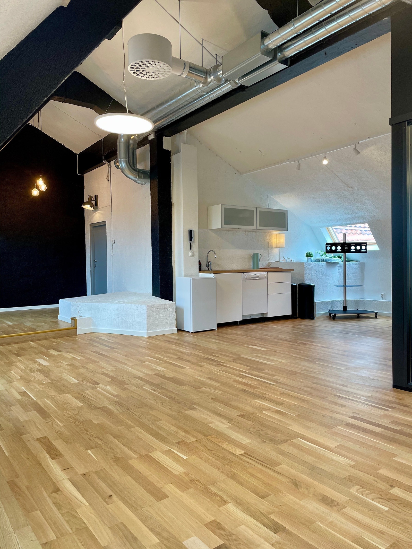 Kjøkkenkrok med god plass til å innrede med spiseplass Galleribilde