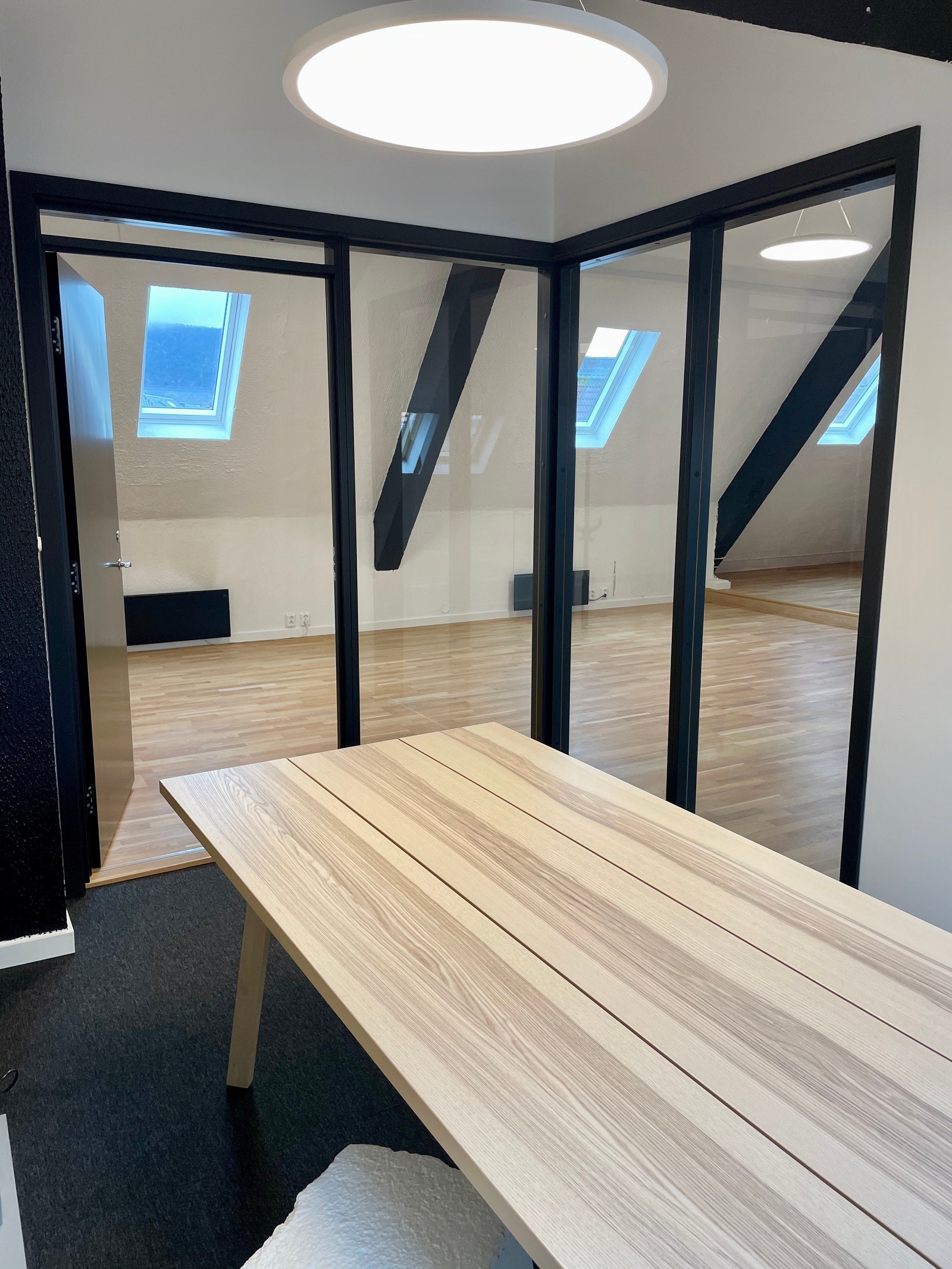 Lyst og fint møterom. Kan også innredes som cellekontor Galleribilde