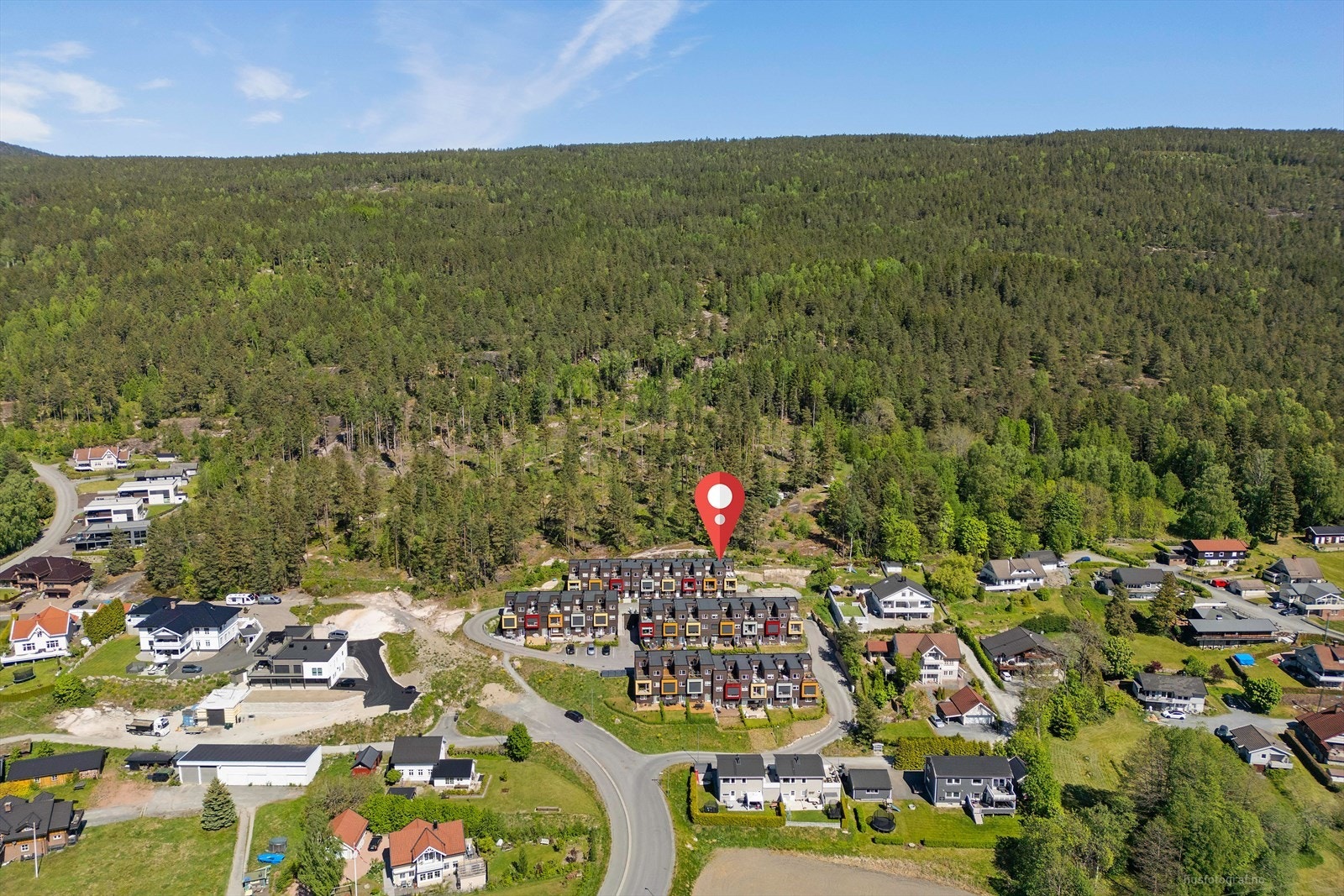 Granittveien 28A ligger i et attraktivt og barnevennlig område i Drammen kommune, som kombinerer nærhet til naturen med gode fasiliteter for både unge og voksne. Galleribilde