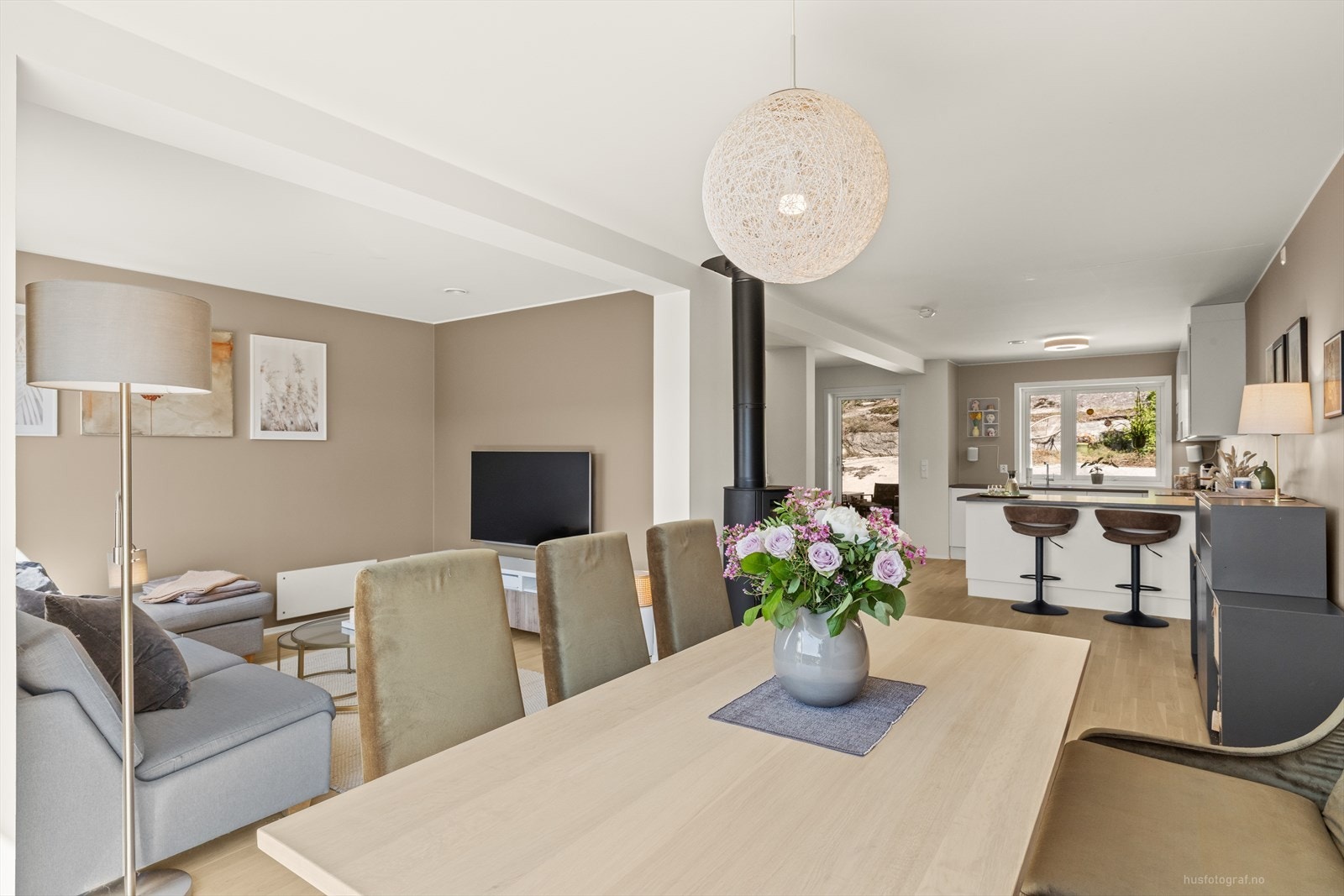 Moderne og innholdsrik stue med familievennlig planløsning. Galleribilde
