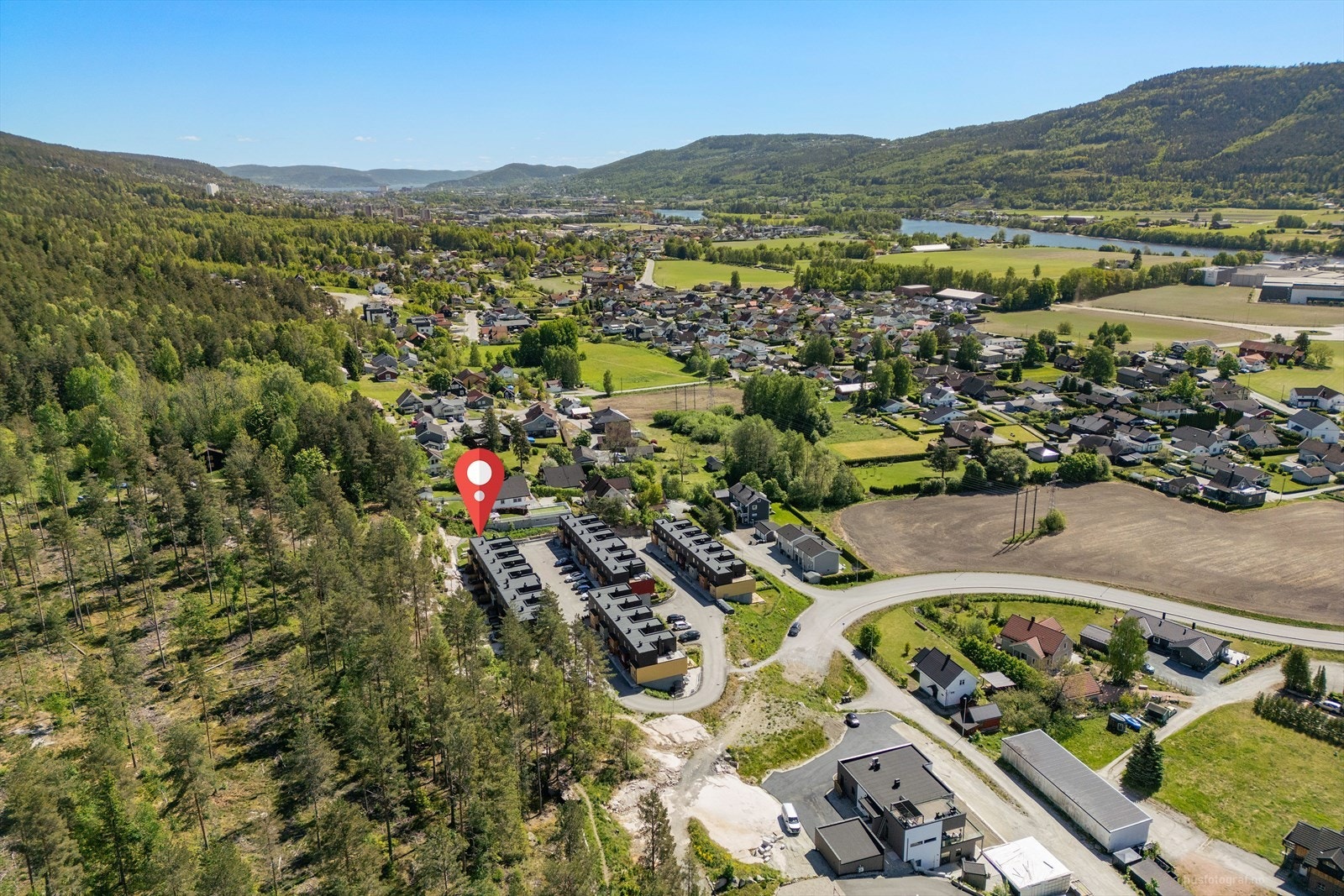 Solbergelva har gode kollektivforbindelser til Drammen sentrum. Det er ikke langt fra boligen ned til gamle riksvei hvor det er busstopp. Galleribilde