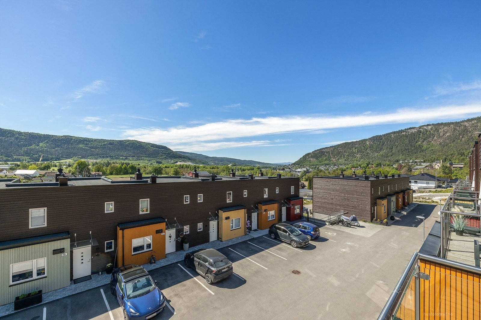 Felles parkering på bakkeplan ute, hvor man kan parkere hvor man vil. Galleribilde
