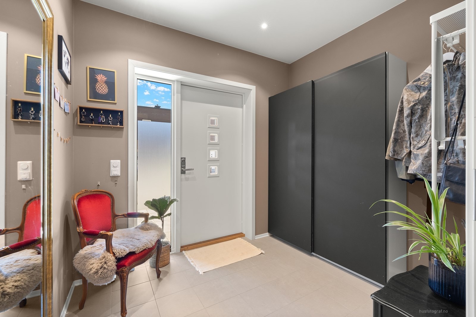 Velkommen inn til en entré med fliser og varme i gulvet. Fin skyvedørsgarderobe til å henge fra seg yttertøy. Galleribilde