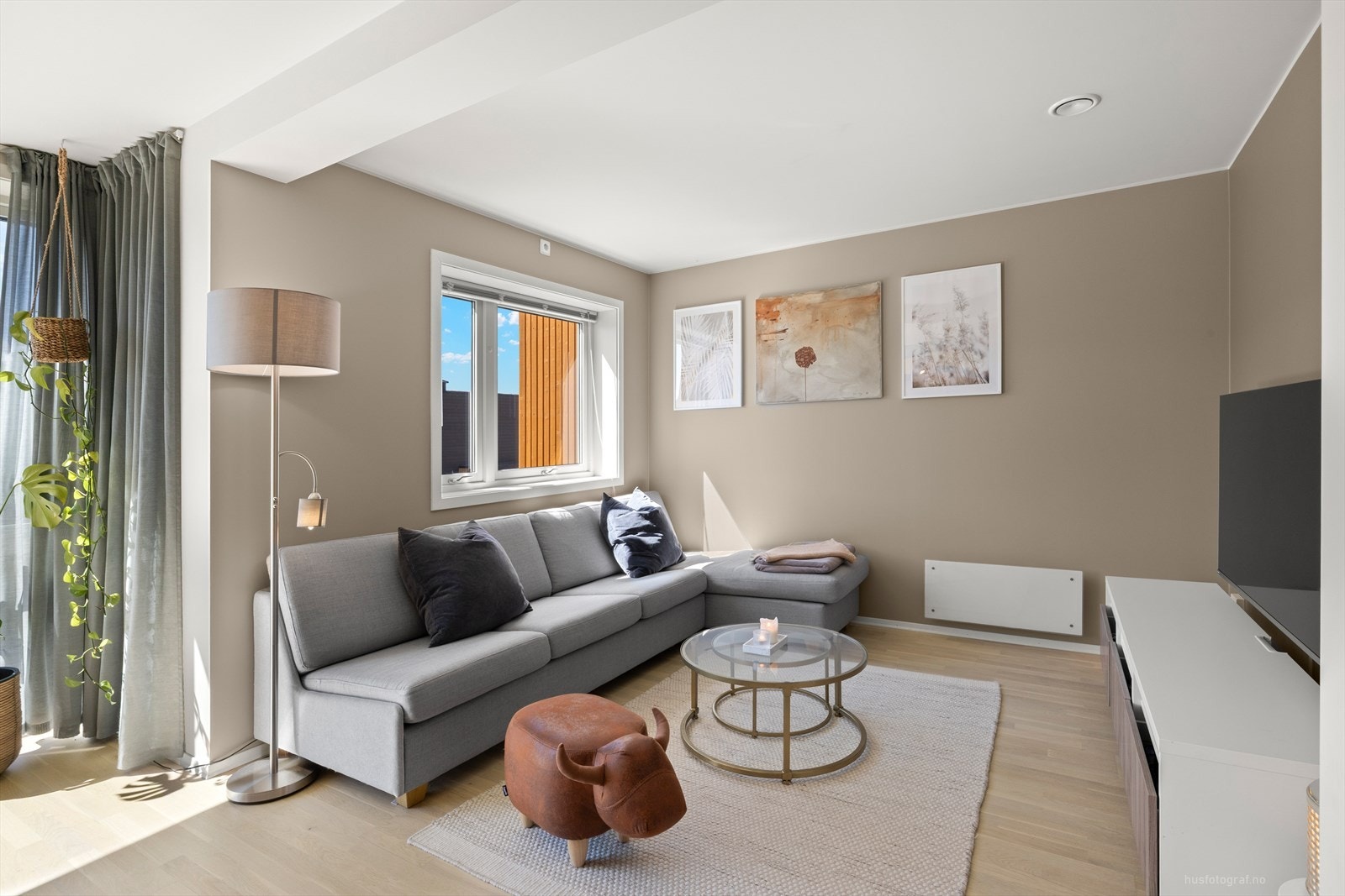I stuen er det plass til sofa, bord og en tv benk. I stuen er det listefritt mot tak. Galleribilde