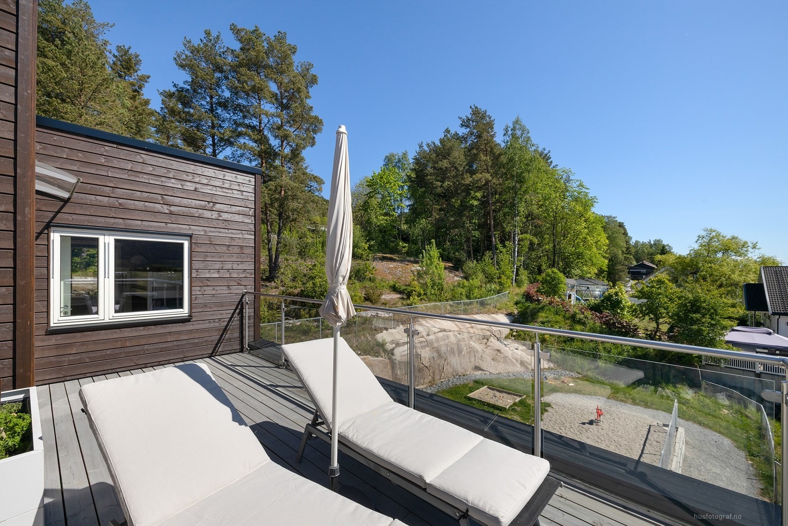Terrassen i 2.etasjen har gode solforhold, utsikt ut mot felles lekeplass. Galleribilde