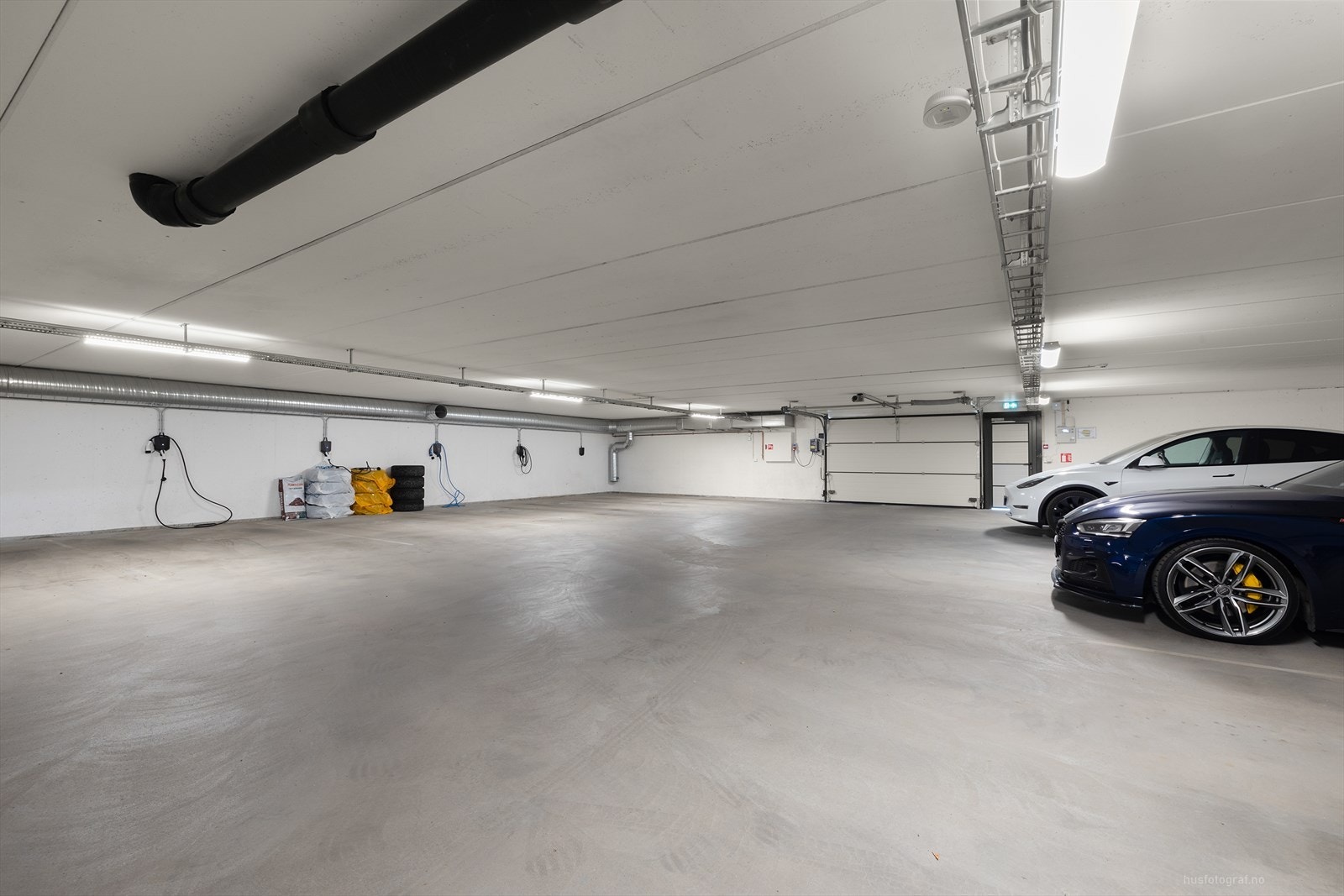 Det følger med Easee lader ved parkeringsplass i kjeller. Denne er knyttet opp til sameiets ladesystem, og det tegnes eget abonnement til dette gjennom Elaway. Galleribilde