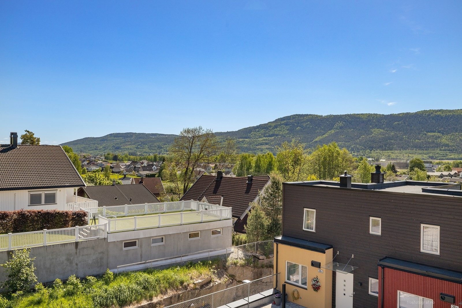 Det er fin utsikt fra terrassen over ned mot Drammensfjorden og ned mot Vinnes. Galleribilde
