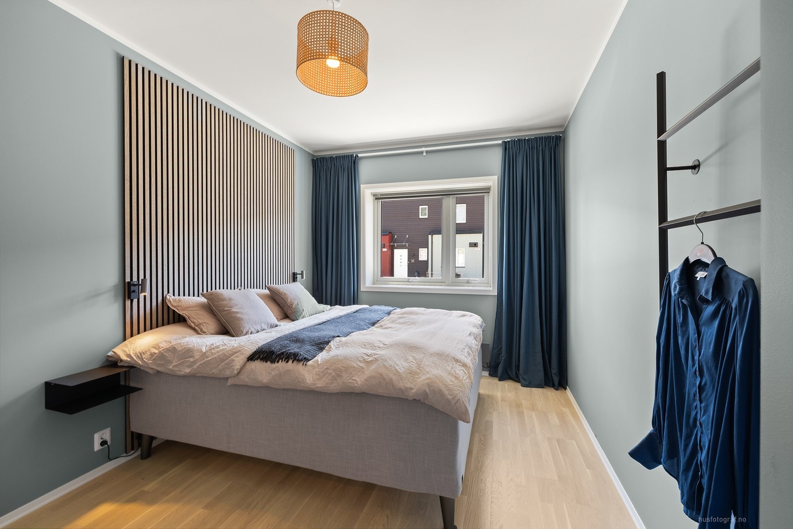 Det er laget en kontrastvegg med spiler. Lyst og delikat soverom. Galleribilde