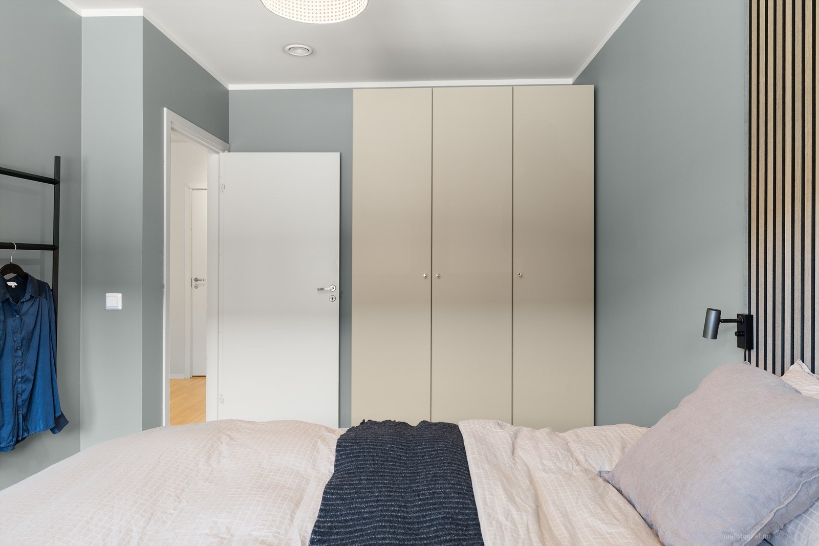 Soverommet i underetasje har plass til dobbeltseng og godt med skap til oppbevaring. Galleribilde